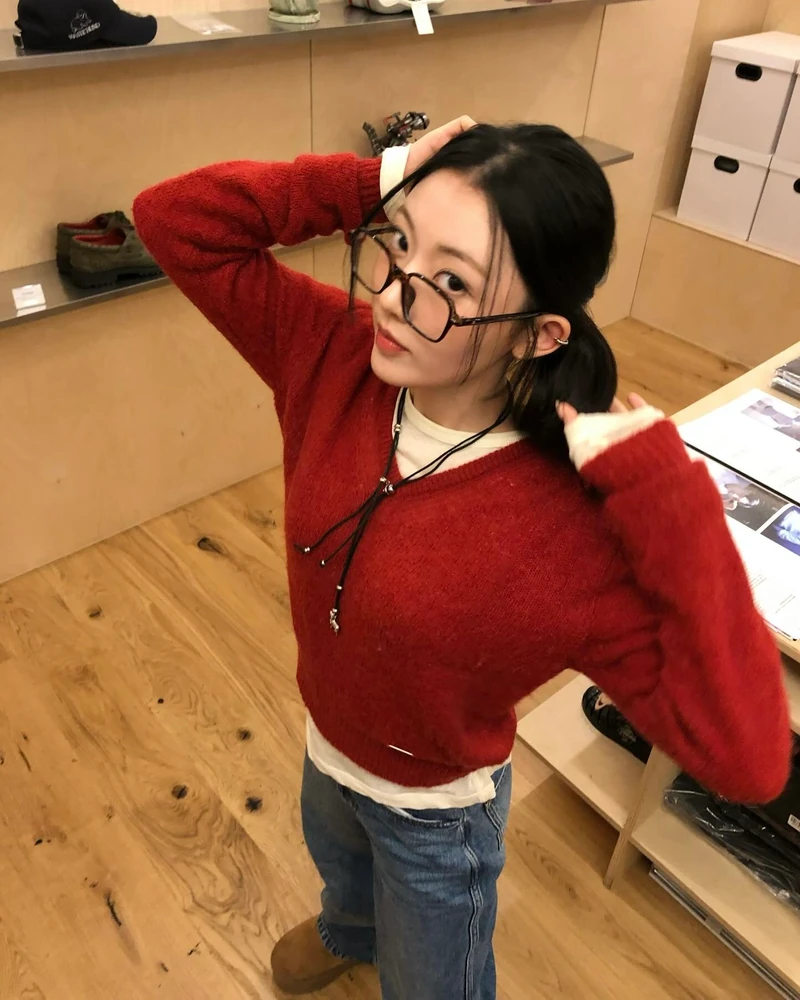 상의 입을 때 애매하다면?👀
평생 써먹는 네크라인 꿀팁 3가지😉💡지금 저장해두세요!!
상의 고르기 전 참고하기 좋은 네크라인 3가지 알려드릴게요.
1. 브이넥
브이넥 니트는 세로 라인을 강조해 목이 짧은 체형에도 목선을 길어 보이게 하고, 시선을 중앙으로 모아 어깨가 넓은 체형에도 잘 어울립니다. 이너를 레이어링 하면 컬러 대비로 얼굴형을 더욱 갸름하게 연출할 수 있습니다.
2. 라운드넥
둥근 넥 라인은 어깨선을 자연스럽게 넓혀 보여 어깨가 좁은 체형에 특히 효과적이죠. 마르거나 직선적인 체형의 경우, 목선과 쇄골 라인을 부드럽게 살려 전체 실루엣을 균형 있게 만들어 줍니다.
3. 오픈숄더
오픈숄더는 쇄골과 어깨 라인을 강조해 여성스러움을 강조해 주는데요. 특히 어깨선을 가로로 강조해 좁은 어깨를 보완해 주며, 각진 얼굴형의 경우 직선적인 턱선에 쏠리던 시선을 분산시켜 인상을 부드럽게 만들어 줍니다. 이미지1
