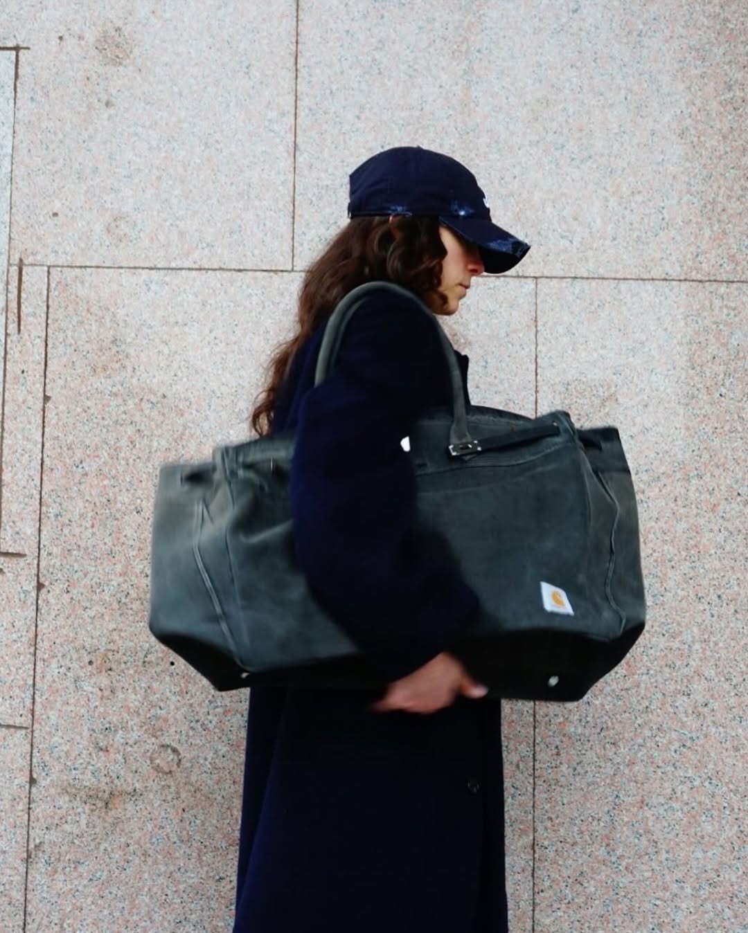 워크웨어 무드🙊🧡칼하트 버킨백
빈티지 칼하트를 해체해 만든 재해석, Another Chance🧰
칼하트 워크웨어가 브랜드 ‘어나더 찬스(Another Chance)’를 통해 정교한 손길로 재해석되었습니다. 닳은 흔적과 바랜 색감, 원단 고유의 결을 살려 만든 이 가방은 오히려 그 불완전함 덕분에 단 하나의 존재가 됩니다. 이탈리아 북부 15km 반경 내에서 완성되는 이 리워크 백은 원단이 지닌 시간의 결을 현대적 미감으로 끌어올립니다.
유니크한 이 가방은, 오래 들수록 멋이 더해지는 감도 높은 실용 아이템으로 화제입니다. 한 번 빈티지 장인의 손 끝을 확인해보세요. 이미지6