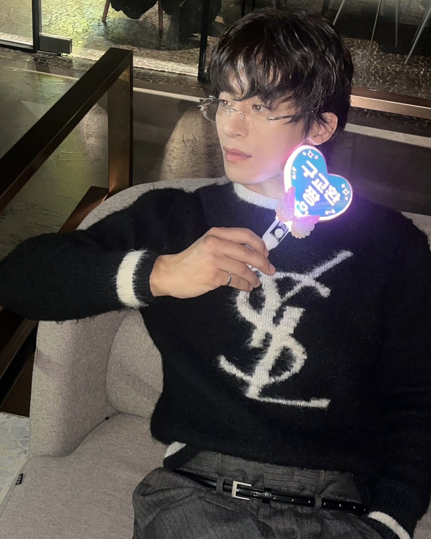 니트로 장착한 남친룩 재질🧶
중년미 장착 구교환... 더 가까워지고 싶은 비주얼까지🤎😳 이미지4