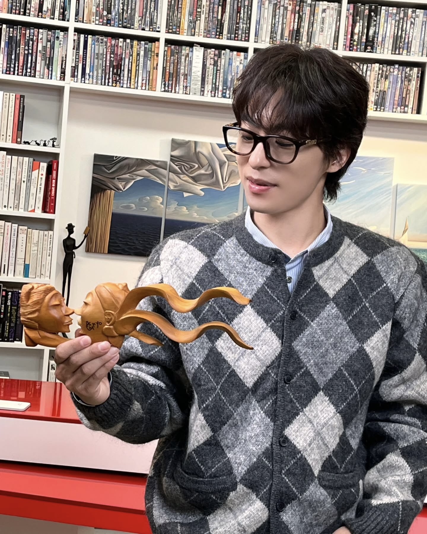 니트로 장착한 남친룩 재질🧶
중년미 장착 구교환... 더 가까워지고 싶은 비주얼까지🤎😳 이미지3