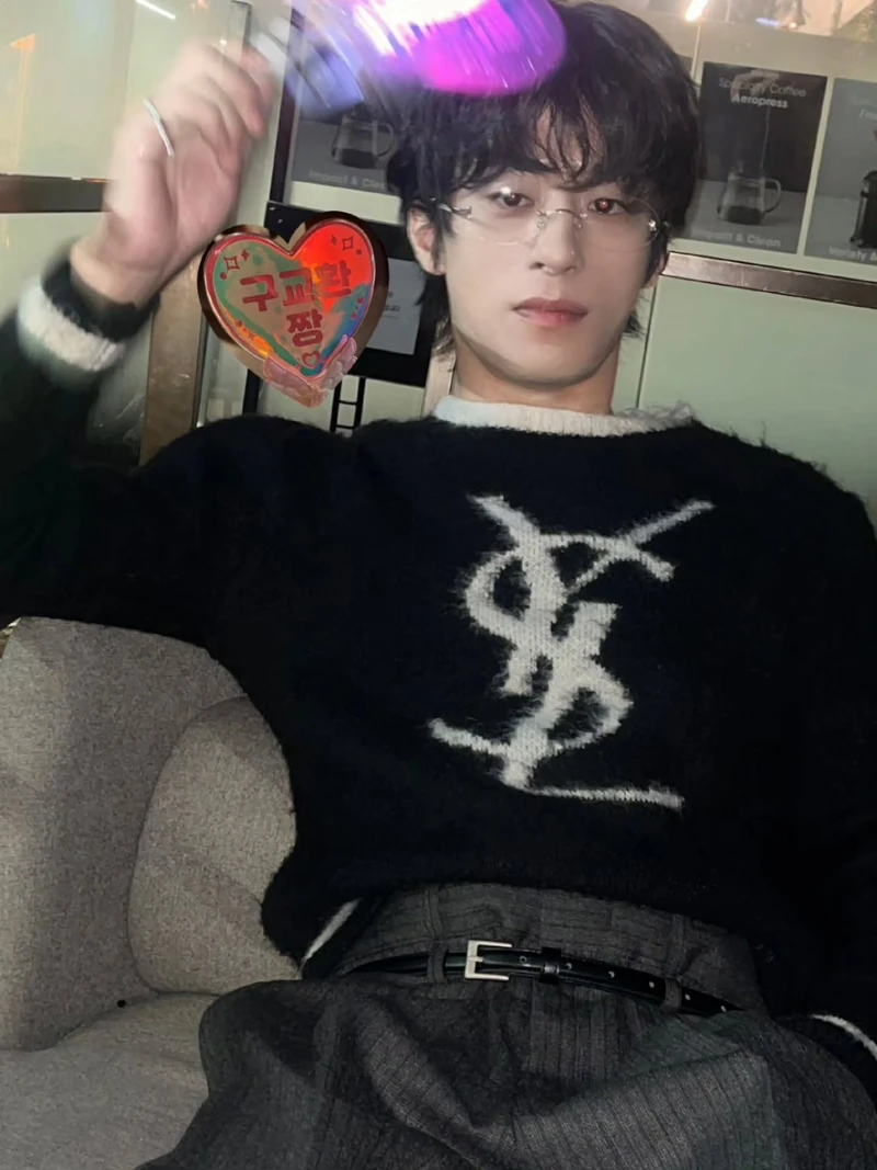 니트로 장착한 남친룩 재질🧶
중년미 장착 구교환... 더 가까워지고 싶은 비주얼까지🤎😳 이미지10