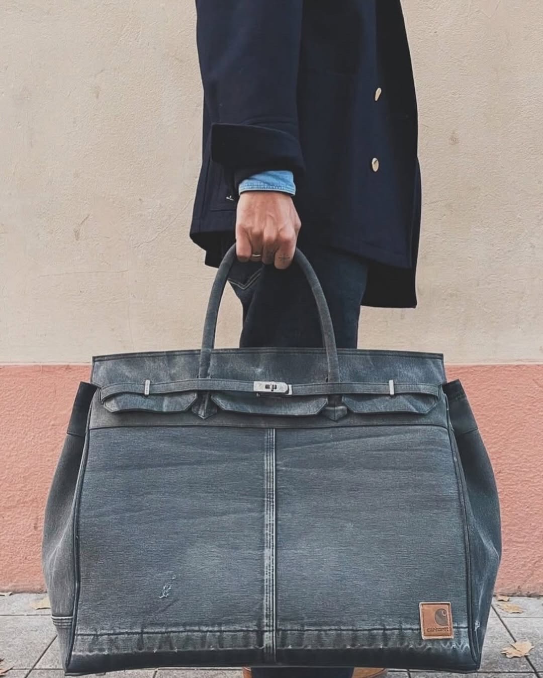 워크웨어 무드🙊🧡칼하트 버킨백
빈티지 칼하트를 해체해 만든 재해석, Another Chance🧰
칼하트 워크웨어가 브랜드 ‘어나더 찬스(Another Chance)’를 통해 정교한 손길로 재해석되었습니다. 닳은 흔적과 바랜 색감, 원단 고유의 결을 살려 만든 이 가방은 오히려 그 불완전함 덕분에 단 하나의 존재가 됩니다. 이탈리아 북부 15km 반경 내에서 완성되는 이 리워크 백은 원단이 지닌 시간의 결을 현대적 미감으로 끌어올립니다.
유니크한 이 가방은, 오래 들수록 멋이 더해지는 감도 높은 실용 아이템으로 화제입니다. 한 번 빈티지 장인의 손 끝을 확인해보세요. 이미지7