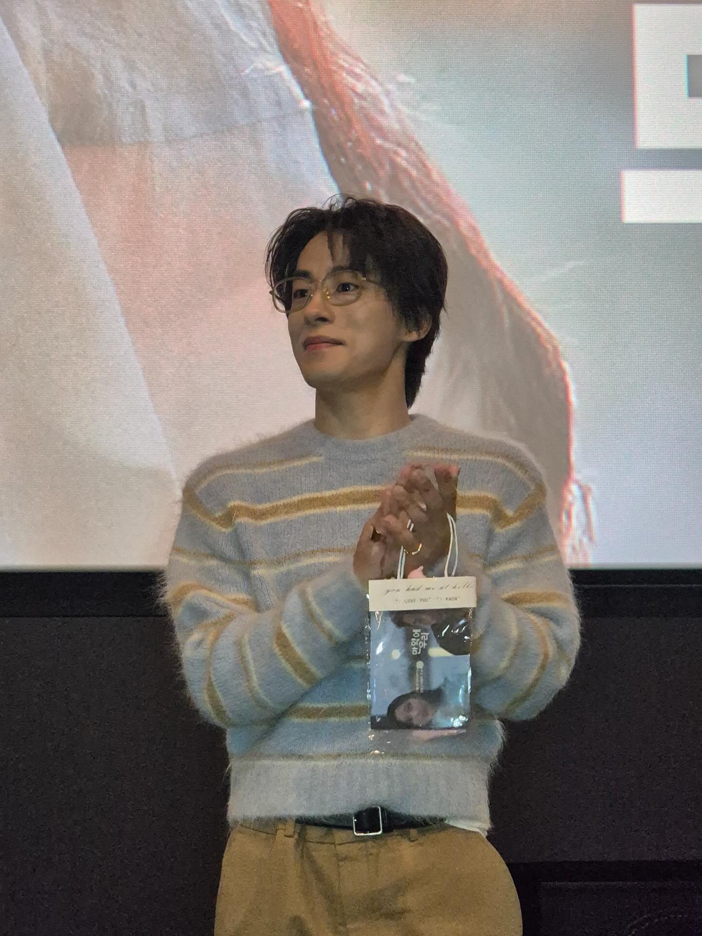 니트로 장착한 남친룩 재질🧶
중년미 장착 구교환... 더 가까워지고 싶은 비주얼까지🤎😳 이미지8