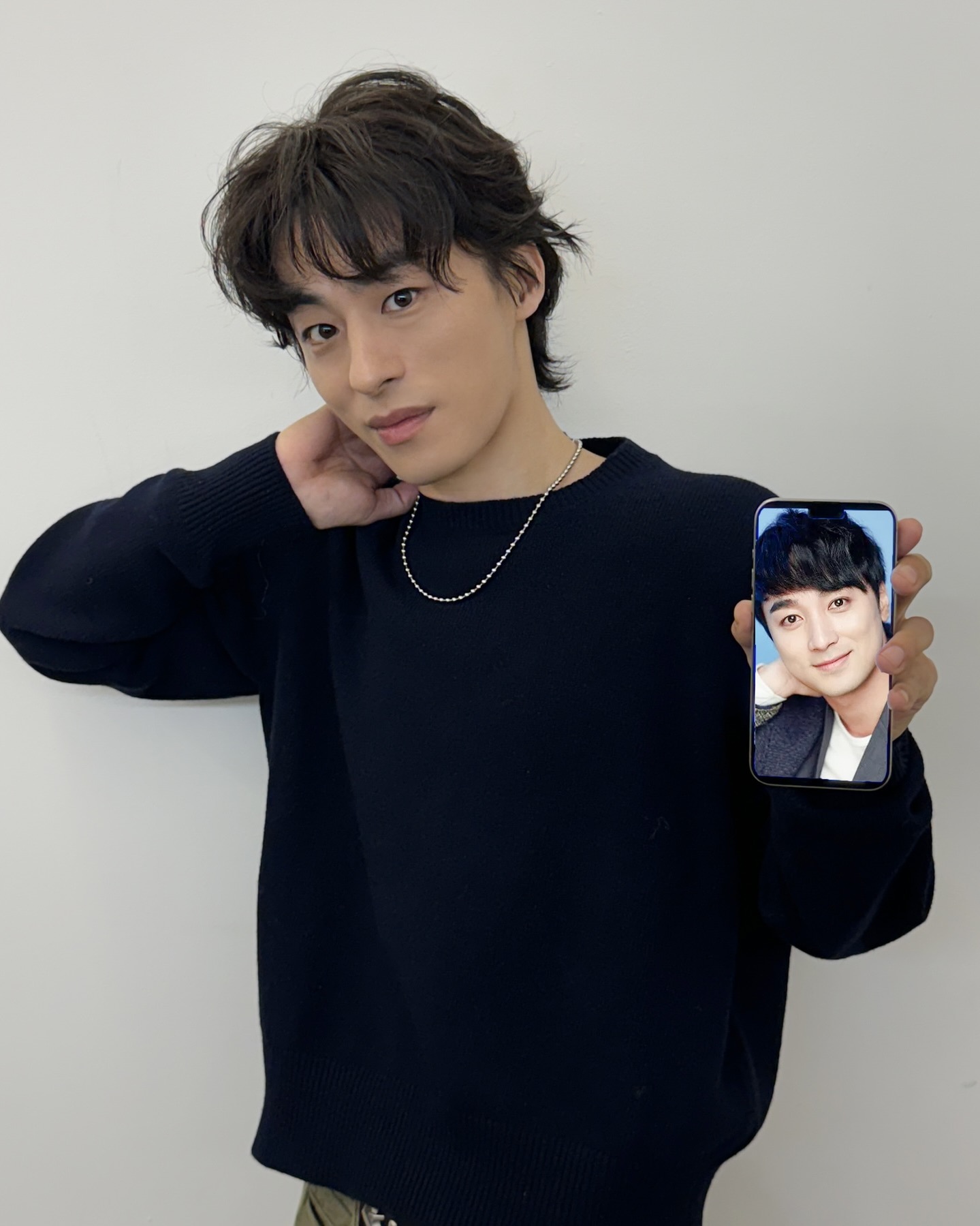 니트로 장착한 남친룩 재질🧶
중년미 장착 구교환... 더 가까워지고 싶은 비주얼까지🤎😳 이미지2