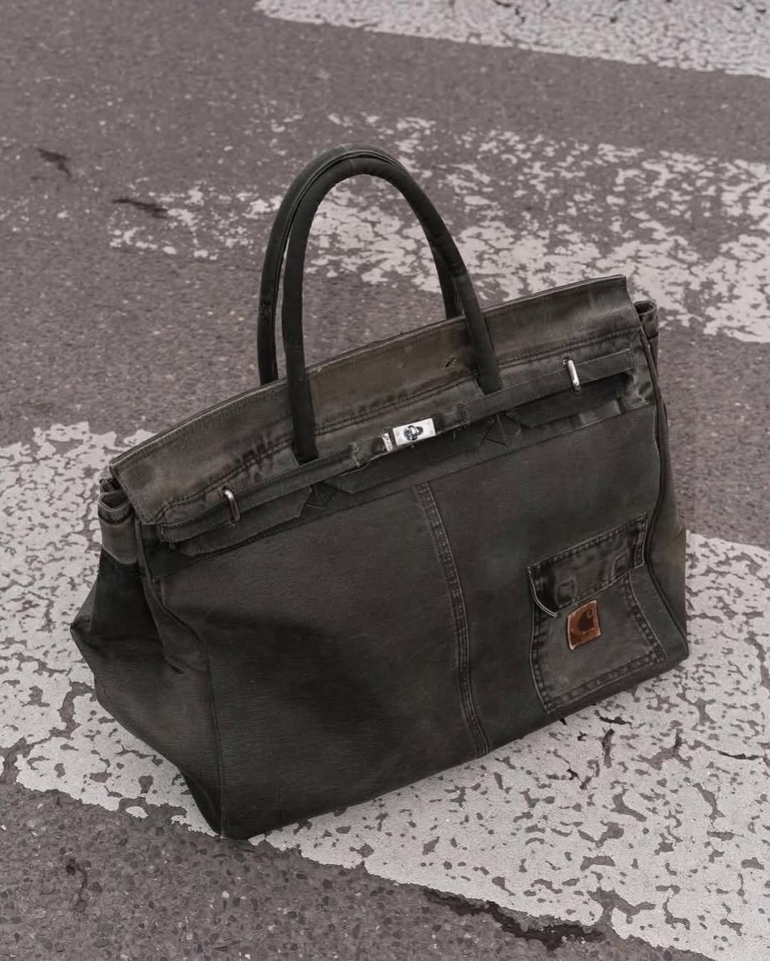 워크웨어 무드🙊🧡칼하트 버킨백
빈티지 칼하트를 해체해 만든 재해석, Another Chance🧰
칼하트 워크웨어가 브랜드 ‘어나더 찬스(Another Chance)’를 통해 정교한 손길로 재해석되었습니다. 닳은 흔적과 바랜 색감, 원단 고유의 결을 살려 만든 이 가방은 오히려 그 불완전함 덕분에 단 하나의 존재가 됩니다. 이탈리아 북부 15km 반경 내에서 완성되는 이 리워크 백은 원단이 지닌 시간의 결을 현대적 미감으로 끌어올립니다.
유니크한 이 가방은, 오래 들수록 멋이 더해지는 감도 높은 실용 아이템으로 화제입니다. 한 번 빈티지 장인의 손 끝을 확인해보세요. 이미지4