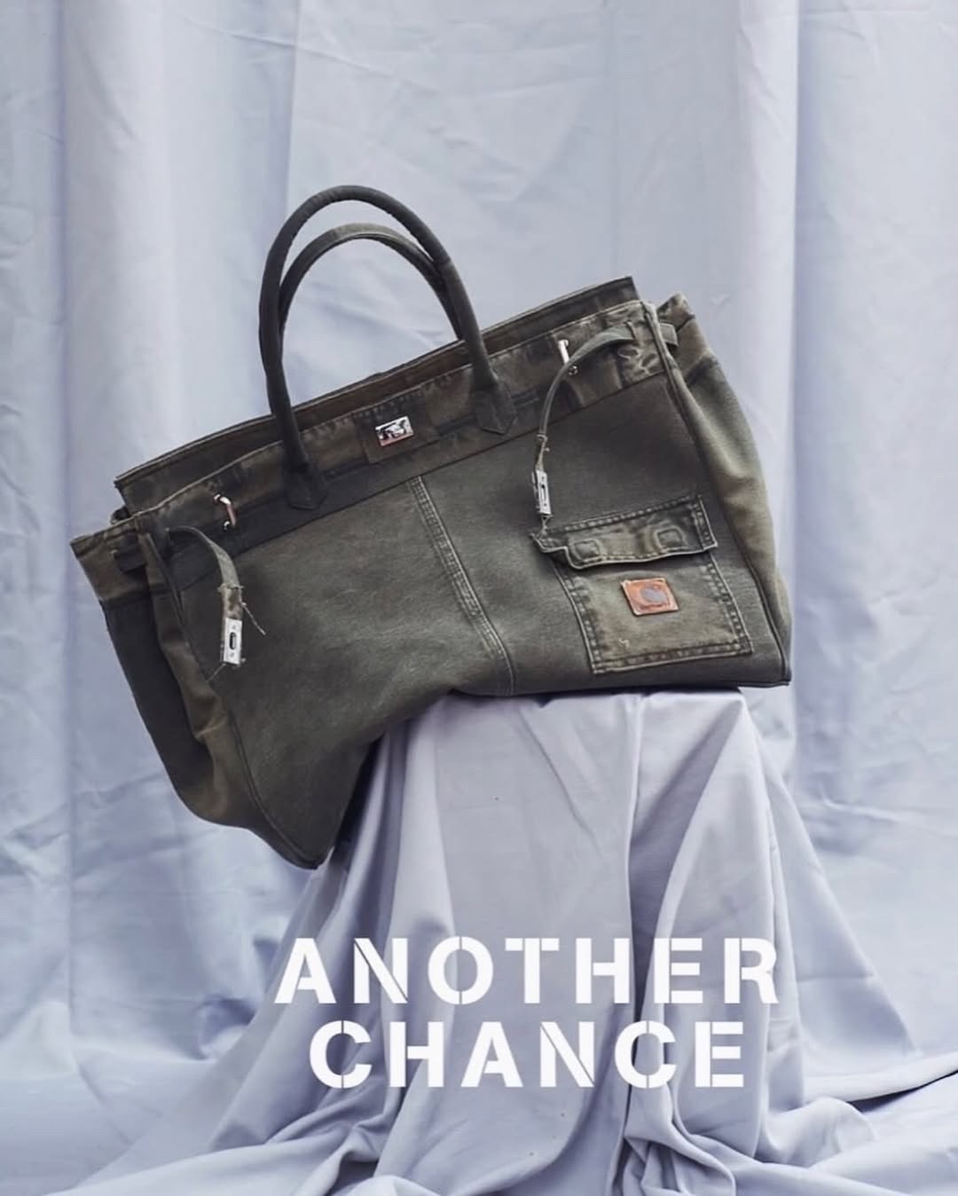 워크웨어 무드🙊🧡칼하트 버킨백
빈티지 칼하트를 해체해 만든 재해석, Another Chance🧰
칼하트 워크웨어가 브랜드 ‘어나더 찬스(Another Chance)’를 통해 정교한 손길로 재해석되었습니다. 닳은 흔적과 바랜 색감, 원단 고유의 결을 살려 만든 이 가방은 오히려 그 불완전함 덕분에 단 하나의 존재가 됩니다. 이탈리아 북부 15km 반경 내에서 완성되는 이 리워크 백은 원단이 지닌 시간의 결을 현대적 미감으로 끌어올립니다.
유니크한 이 가방은, 오래 들수록 멋이 더해지는 감도 높은 실용 아이템으로 화제입니다. 한 번 빈티지 장인의 손 끝을 확인해보세요. 이미지10