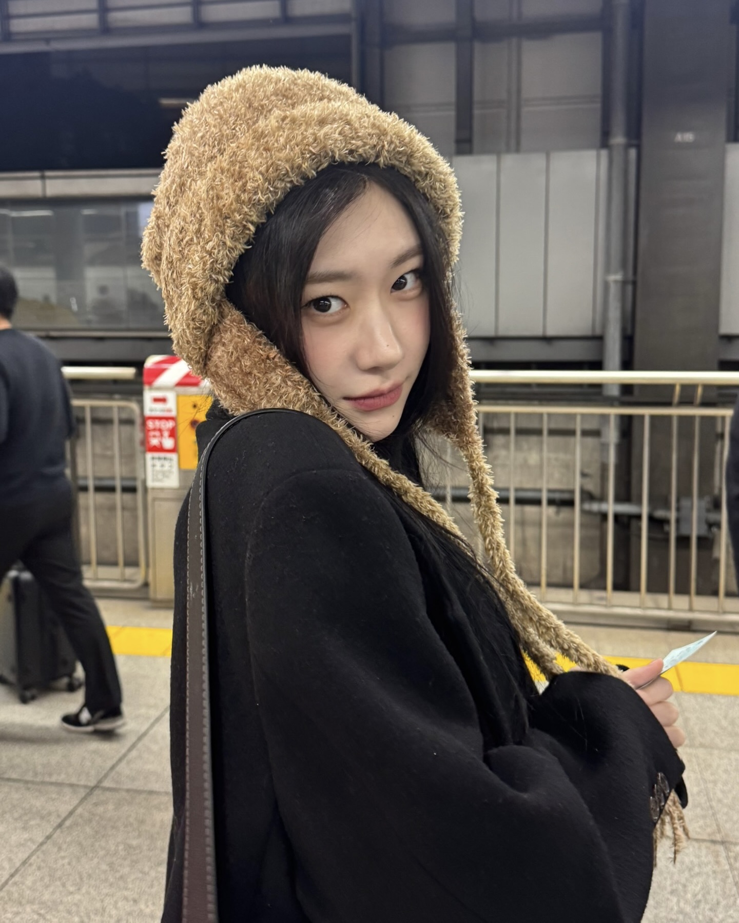 군밤 장수 아니고🙅🏻♀️
한파에 꼭 필요한 트루퍼 햇🥶🤎 귀여운데 따뜻하기까지 해
요즘 자주 보이는 트루퍼 햇은 군용 모자를 재해석한 디자인으로, 귀를 덮는 플랩과 둥근 실루엣이 특징입니다. 볼캡 형태는 양쪽 퍼 디테일로 Y2K 감성을 살렸고, 트루퍼 햇으로 재해석된 비니는 미니멀한 분위기의 겨울 액세서리로 다양하게 활용할 수 있습니다.
아우터와 레이어링 해도 잘 어울리며, 스타일부터 보온성까지 모두 갖춘 실용적인 겨울 아이템으로 주목받고 있습니다. 이미지5