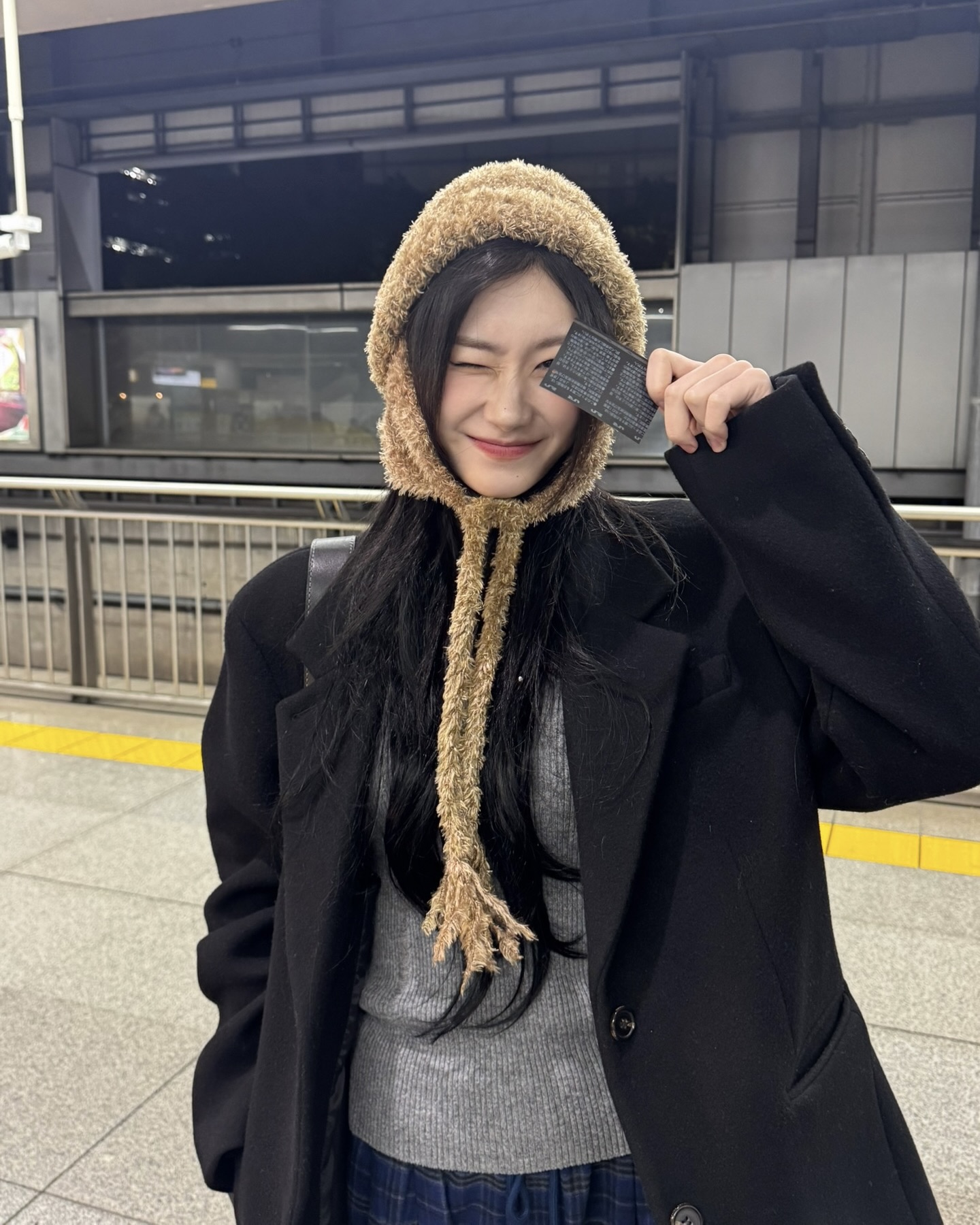 군밤 장수 아니고🙅🏻♀️
한파에 꼭 필요한 트루퍼 햇🥶🤎 귀여운데 따뜻하기까지 해
요즘 자주 보이는 트루퍼 햇은 군용 모자를 재해석한 디자인으로, 귀를 덮는 플랩과 둥근 실루엣이 특징입니다. 볼캡 형태는 양쪽 퍼 디테일로 Y2K 감성을 살렸고, 트루퍼 햇으로 재해석된 비니는 미니멀한 분위기의 겨울 액세서리로 다양하게 활용할 수 있습니다.
아우터와 레이어링 해도 잘 어울리며, 스타일부터 보온성까지 모두 갖춘 실용적인 겨울 아이템으로 주목받고 있습니다. 이미지6