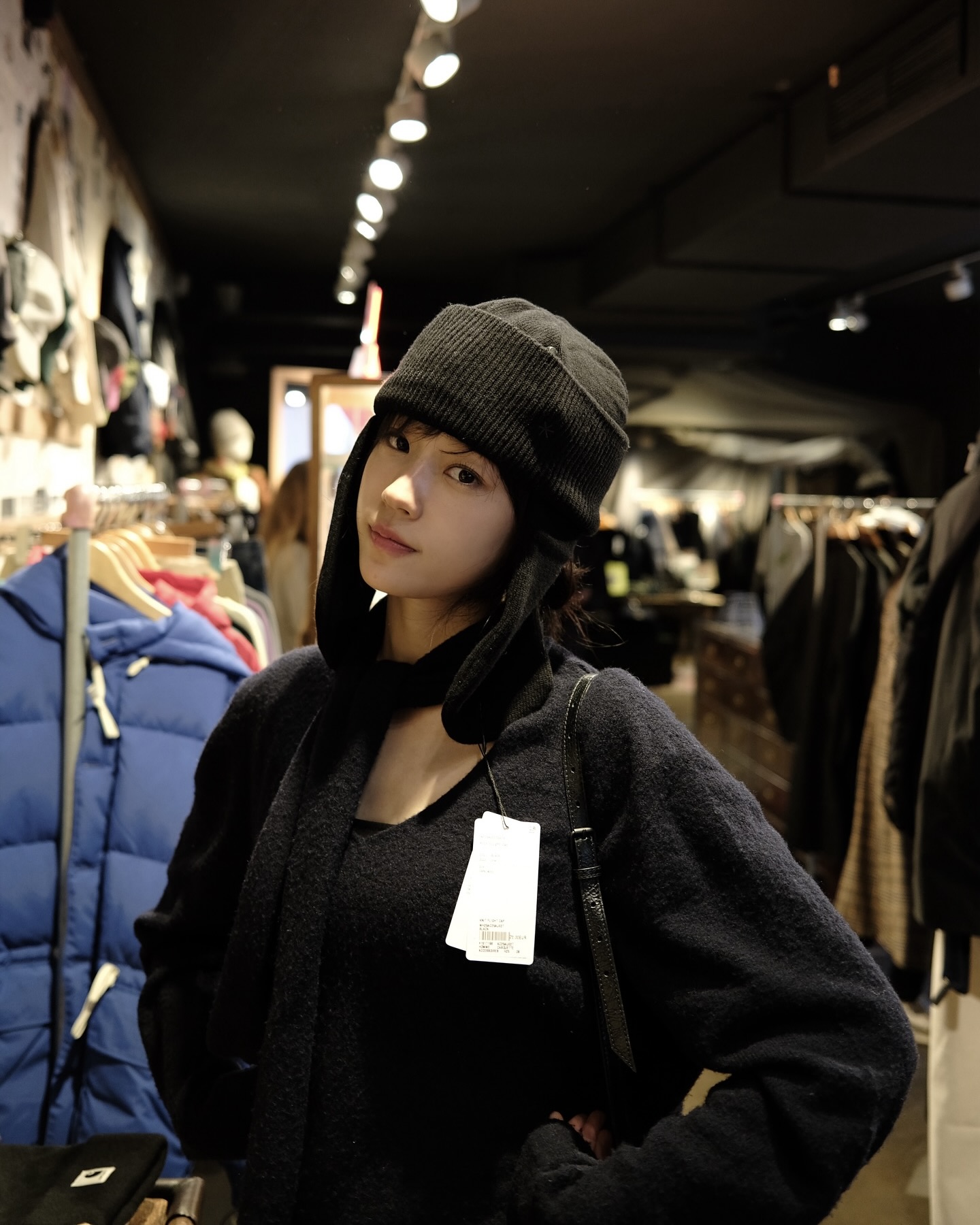 군밤 장수 아니고🙅🏻♀️
한파에 꼭 필요한 트루퍼 햇🥶🤎 귀여운데 따뜻하기까지 해
요즘 자주 보이는 트루퍼 햇은 군용 모자를 재해석한 디자인으로, 귀를 덮는 플랩과 둥근 실루엣이 특징입니다. 볼캡 형태는 양쪽 퍼 디테일로 Y2K 감성을 살렸고, 트루퍼 햇으로 재해석된 비니는 미니멀한 분위기의 겨울 액세서리로 다양하게 활용할 수 있습니다.
아우터와 레이어링 해도 잘 어울리며, 스타일부터 보온성까지 모두 갖춘 실용적인 겨울 아이템으로 주목받고 있습니다. 이미지7