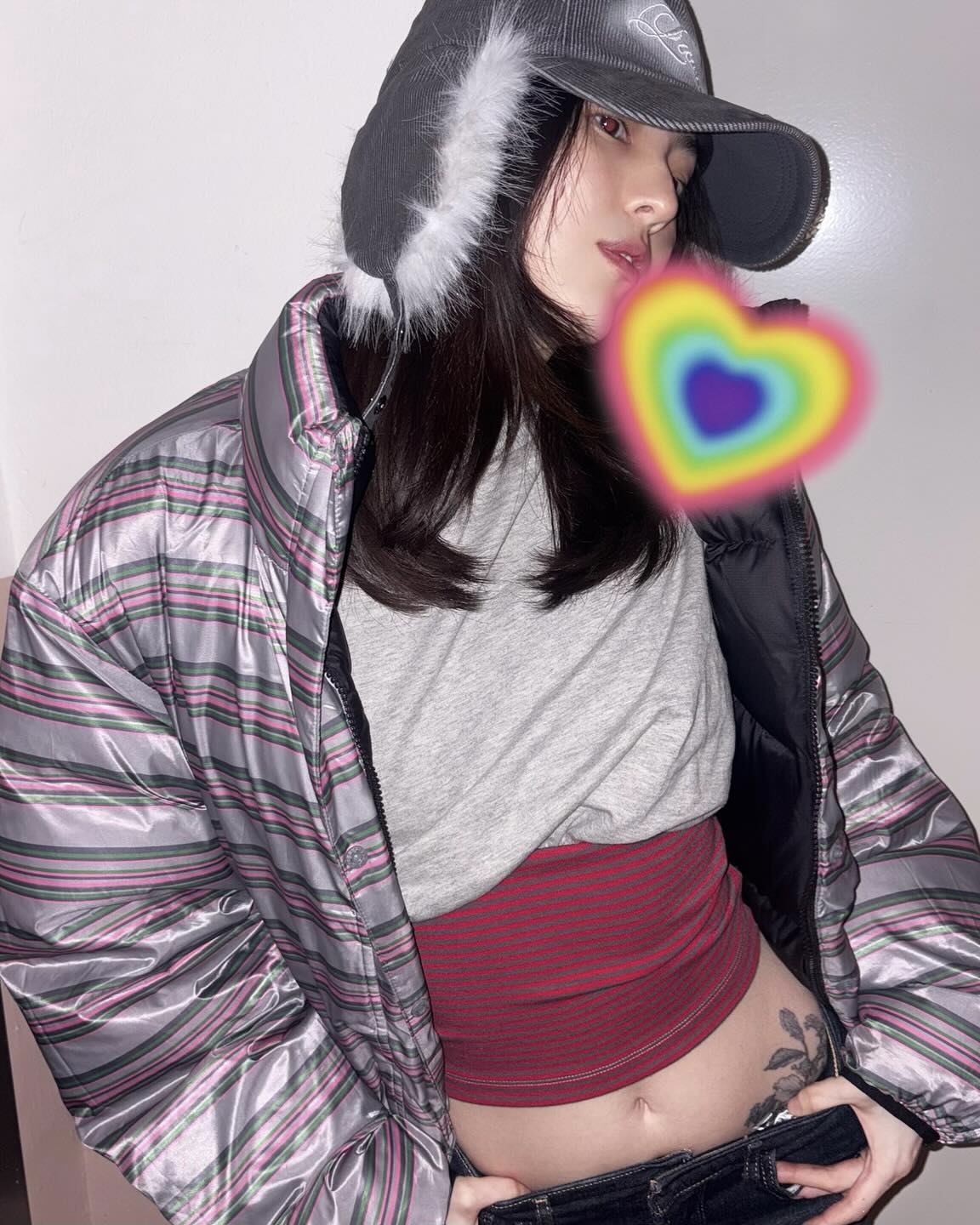 군밤 장수 아니고🙅🏻♀️
한파에 꼭 필요한 트루퍼 햇🥶🤎 귀여운데 따뜻하기까지 해
요즘 자주 보이는 트루퍼 햇은 군용 모자를 재해석한 디자인으로, 귀를 덮는 플랩과 둥근 실루엣이 특징입니다. 볼캡 형태는 양쪽 퍼 디테일로 Y2K 감성을 살렸고, 트루퍼 햇으로 재해석된 비니는 미니멀한 분위기의 겨울 액세서리로 다양하게 활용할 수 있습니다.
아우터와 레이어링 해도 잘 어울리며, 스타일부터 보온성까지 모두 갖춘 실용적인 겨울 아이템으로 주목받고 있습니다. 이미지9