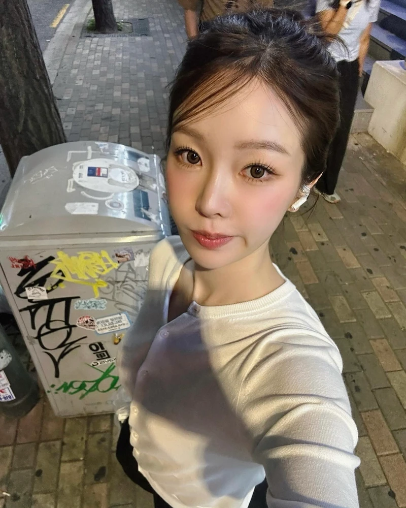 얼굴 갸름해 보이는 꿀팁?🍯
분위기 바꾸고 싶을 때는 앞머리만 바꿔봐🌿🤍
요즘 셀럽들이 자주 하는 앞머리, 바로 깻잎머리입니다. 이마를 완전히 가리지 않으면서도 얼굴 여백을 자연스럽게 정리해 얼굴선을 또렷하게 만들어주는데요. 앞머리가 흐르듯 떨어져 시선이 분산되면서, 얼굴이 더 슬림해 보이는 효과도 있죠.
드라이로 가르마 방향만 살짝 바꾼 뒤, 마스카라나 헤어 픽스로 끝부분만 가볍게 고정하는 것입니다. 답답해 보일 수 있는 풀뱅 대신, 깻잎머리로 가볍게 분위기 바꿔보세요. 이미지3