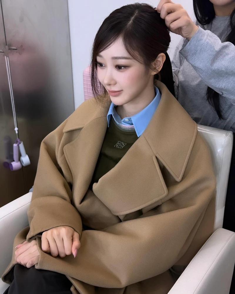 얼굴 갸름해 보이는 꿀팁?🍯
분위기 바꾸고 싶을 때는 앞머리만 바꿔봐🌿🤍
요즘 셀럽들이 자주 하는 앞머리, 바로 깻잎머리입니다. 이마를 완전히 가리지 않으면서도 얼굴 여백을 자연스럽게 정리해 얼굴선을 또렷하게 만들어주는데요. 앞머리가 흐르듯 떨어져 시선이 분산되면서, 얼굴이 더 슬림해 보이는 효과도 있죠.
드라이로 가르마 방향만 살짝 바꾼 뒤, 마스카라나 헤어 픽스로 끝부분만 가볍게 고정하는 것입니다. 답답해 보일 수 있는 풀뱅 대신, 깻잎머리로 가볍게 분위기 바꿔보세요. 이미지8