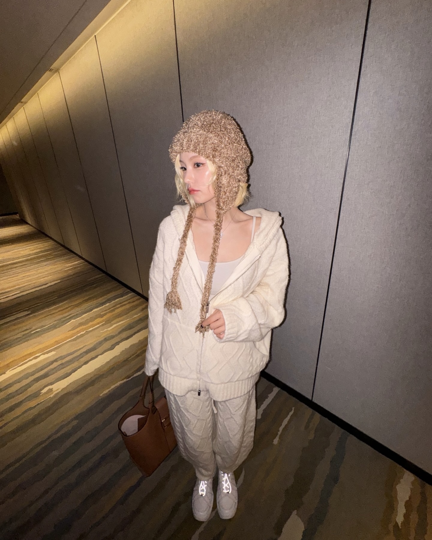 군밤 장수 아니고🙅🏻♀️
한파에 꼭 필요한 트루퍼 햇🥶🤎 귀여운데 따뜻하기까지 해
요즘 자주 보이는 트루퍼 햇은 군용 모자를 재해석한 디자인으로, 귀를 덮는 플랩과 둥근 실루엣이 특징입니다. 볼캡 형태는 양쪽 퍼 디테일로 Y2K 감성을 살렸고, 트루퍼 햇으로 재해석된 비니는 미니멀한 분위기의 겨울 액세서리로 다양하게 활용할 수 있습니다.
아우터와 레이어링 해도 잘 어울리며, 스타일부터 보온성까지 모두 갖춘 실용적인 겨울 아이템으로 주목받고 있습니다. 이미지8