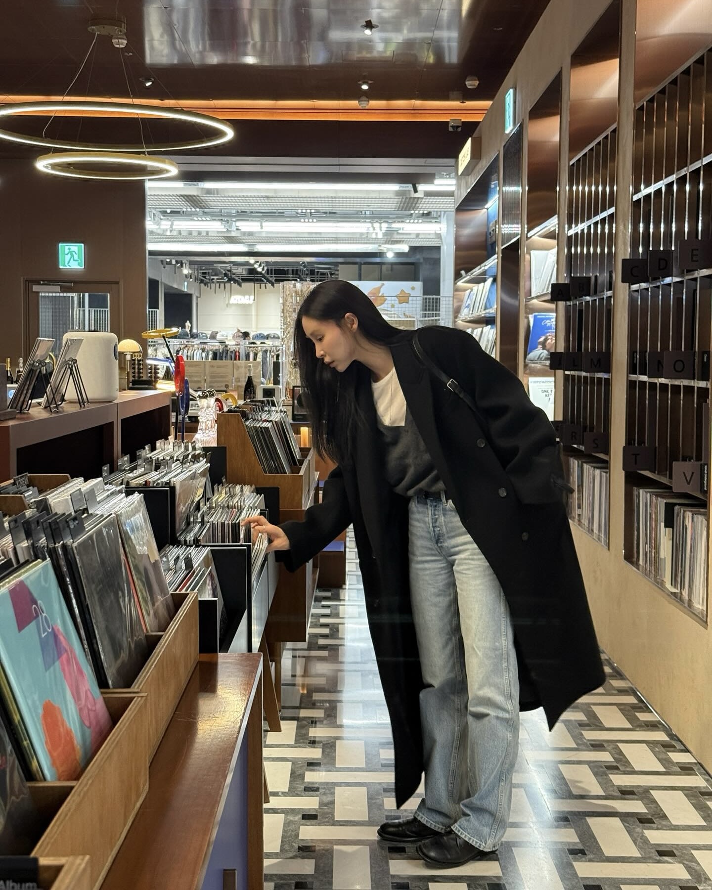 자꾸만 손이 가는 블랙 코트🖤
쉽게 따라 할 수 있는 블랙 코트 코디 공식 코디🧥☑️
기본 중의 기본, 누구나 하나쯤은 가지고 있는 블랙 코트입니다. 별다른 고민 없이 걸치기만 해도 스타일이 정돈되는데요. 화이트 팬츠나 데님 팬츠처럼 베이직한 하의와 매치해 깔끔한 데일리 룩을 완성할 수 있습니다.
밋밋해 보일까 걱정된다면 호피 백이나 머플러처럼 포인트 아이템 하나만 더해도 좋아요. 유행 타지 않아 매 시즌 꺼내 입기 좋은 블랙 코트, 데일리 아우터로 참고해보세요. 이미지