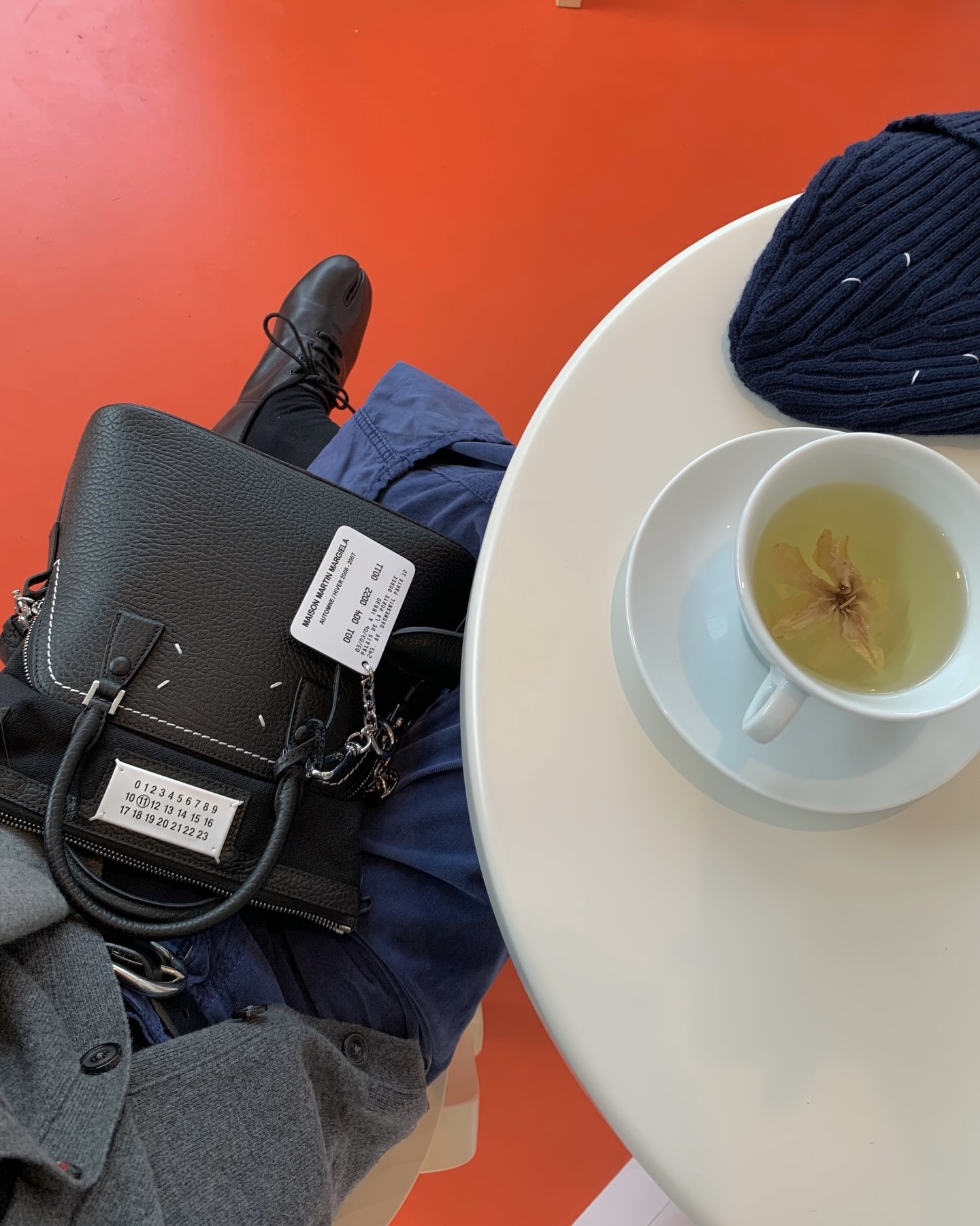 가볍게 이것만 들어봐🖤 오늘 데일리룩의 포인트는 마르지엘라 미니백🗝️🩶 마르지엘라의 아이코닉한 5AC 클래식 미니는 그레이니 가죽 질감에 라벨 포인트가 더해져, 미니멀한 룩에도 포인트가 되어주는 백입니다. 탑 핸들과 숄더 스트랩을 모두 갖춰 스타일링하기도 좋은데요. 롱코트엔 크로스로, 데님엔 탑 핸들로 들어 단정하게 연출해보세요. 퍼 재킷처럼 볼륨감 있는 아우터와도 깔끔하게 어울려 데일리 룩 포인트로 좋은 아이템입니다. 이미지