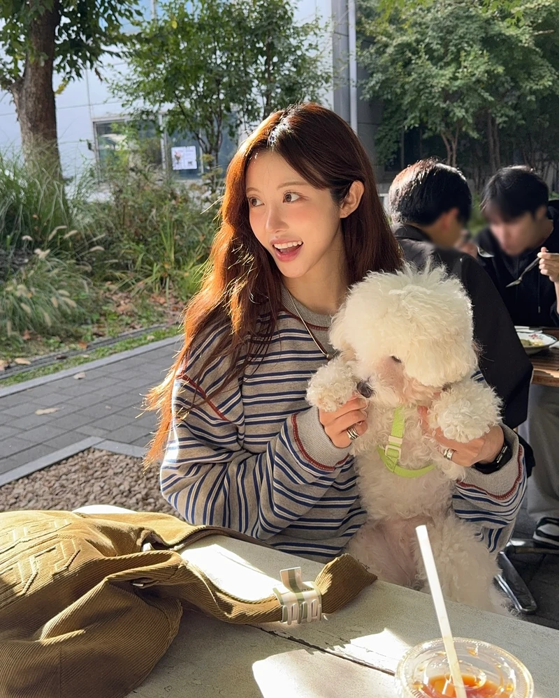 코듀로이 생각보다 어렵지 않아요😉
은근한 포인트를 더해줄 잇템🐻👀하단에서 확인!!
코듀로이 아이템 4가지를 소개합니다.
1. 셔츠
코듀로이 셔츠는 소재 특유의 질감만으로도 룩에 깊이를 더해주죠. 부드러운 촉감과 은은한 광택이 어우러져 간절기에는 가벼운 아우터처럼 활용하기에도 좋습니다.
2. 팬츠
코듀로이 팬츠는 입체적인 소재감이 더해져 따뜻한 느낌을 주죠. 니트부터 셔츠까지 다양한 상의와 자연스럽게 어우러지는 베이직 아이템입니다.
3. 볼캡
코튼이나 나일론 소재에 비해 코듀로이 볼캡은 캐주얼한 아이템임에도 차분한 분위기를 만들어 주죠. 계절감을 더해주는 소재 덕분에 가을, 겨울에 데일리로 활용하기 좋습니다.
4. 가방
코듀로이 가방은 과하지 않은 소재감으로 부담 없이 포인트를 더할 수 있는 아이템이죠. 미니멀한 디자인일수록 소재의 매력이 또렷하게 드러나며, 코듀로이를 가장 쉽게 시도하기 좋습니다. 이미지8