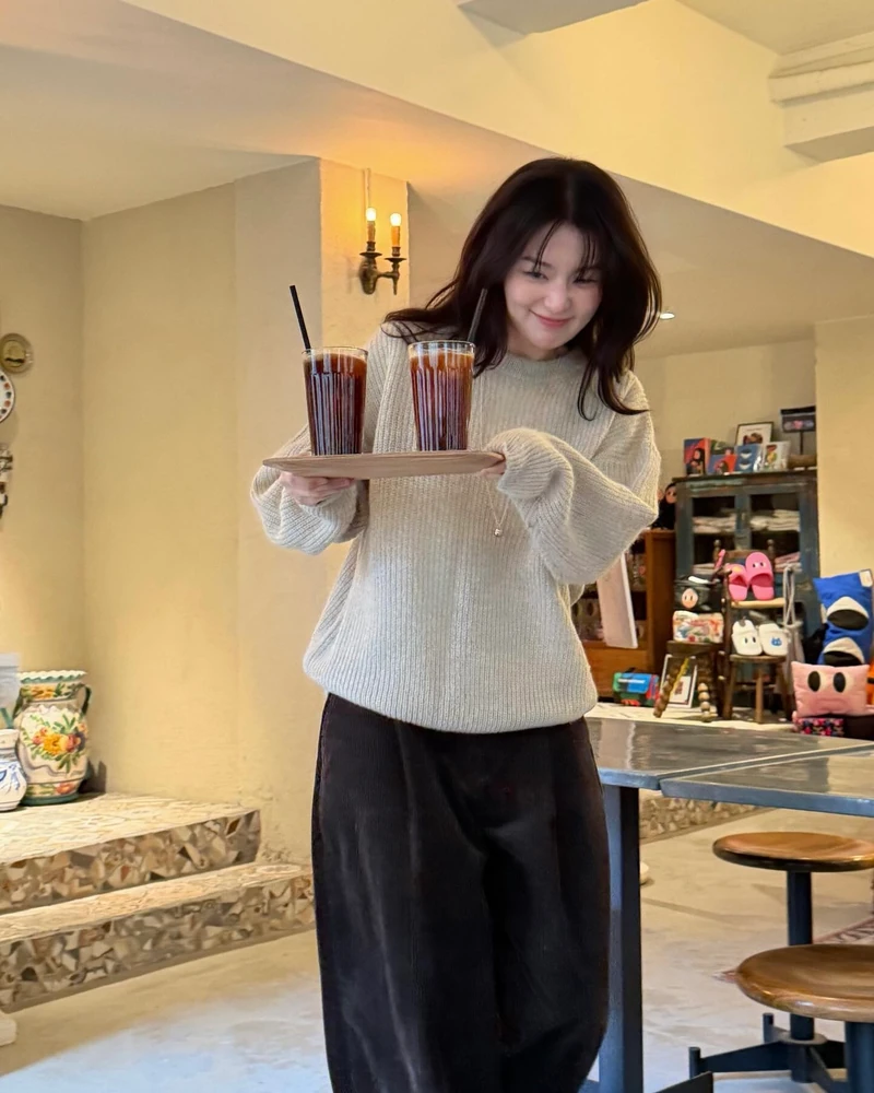 코듀로이 생각보다 어렵지 않아요😉
은근한 포인트를 더해줄 잇템🐻👀하단에서 확인!!
코듀로이 아이템 4가지를 소개합니다.
1. 셔츠
코듀로이 셔츠는 소재 특유의 질감만으로도 룩에 깊이를 더해주죠. 부드러운 촉감과 은은한 광택이 어우러져 간절기에는 가벼운 아우터처럼 활용하기에도 좋습니다.
2. 팬츠
코듀로이 팬츠는 입체적인 소재감이 더해져 따뜻한 느낌을 주죠. 니트부터 셔츠까지 다양한 상의와 자연스럽게 어우러지는 베이직 아이템입니다.
3. 볼캡
코튼이나 나일론 소재에 비해 코듀로이 볼캡은 캐주얼한 아이템임에도 차분한 분위기를 만들어 주죠. 계절감을 더해주는 소재 덕분에 가을, 겨울에 데일리로 활용하기 좋습니다.
4. 가방
코듀로이 가방은 과하지 않은 소재감으로 부담 없이 포인트를 더할 수 있는 아이템이죠. 미니멀한 디자인일수록 소재의 매력이 또렷하게 드러나며, 코듀로이를 가장 쉽게 시도하기 좋습니다. 이미지3