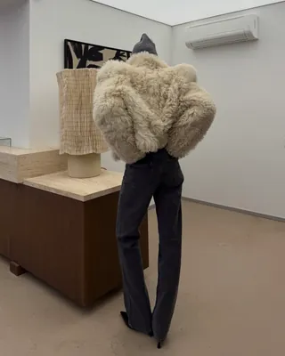 부담 없이 슬림하게 입는 법?🔍
깔끔하고 담백한💙👍🏻 일자핏 시가렛진에 주목해 봐
시가렛 진은 허리부터 발목까지 일자로 떨어지는 깔끔한 핏이 특징으로, 어떤 체형에도 자연스럽게 다리 라인을 살려주는 디자인입니다. 발목 위에서 살짝 끊기는 길이는 다양한 슈즈와 매치하기 좋아 데일리 룩에 활용도가 높습니다.
퍼 재킷이나 가디건과 매치하면 여성스러운 페미닌 무드를, 코트나 니트와 입으면 세련되고 모던한 스타일을 완성할 수 있어 비율과 스타일 모두 살려주는 아이템입니다. 이미지