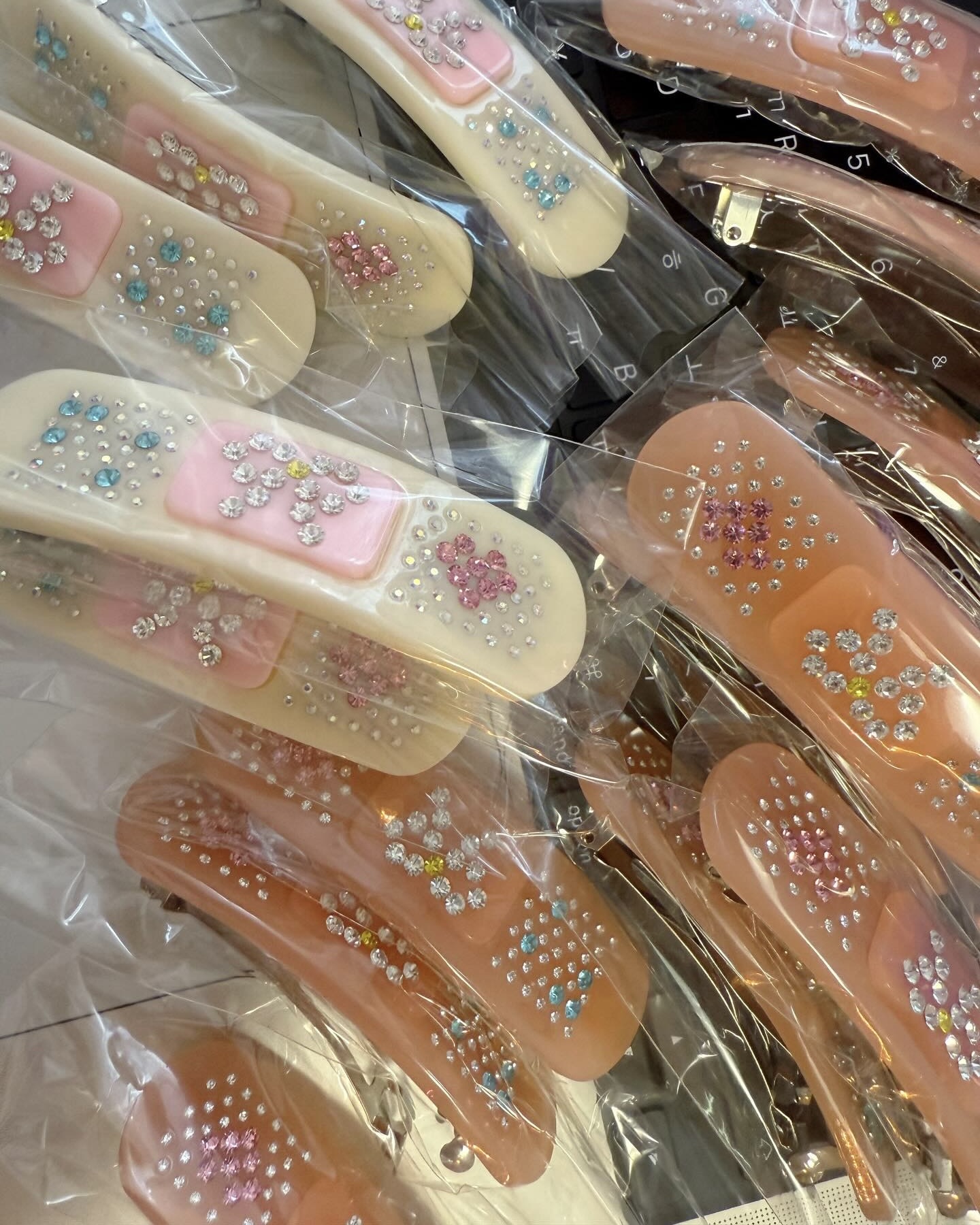 상처날 때 붙이는 밴드 아니야?😮
알고 보면 귀여운 밴드 모양 헤어핀!🎀🪞
밴드처럼 보이지만, 사실은 밴드 모양 헤어핀입니다. 옆머리에 핀 하나만 꽂아도 포인트가 되는 요즘 트렌드에 딱 맞는 아이템인데요. 아이보리와 스킨 컬러 두 가지로, 큐빅 디테일이 더해졌습니다.
평범한 헤어핀이 심심하게 느껴질 때, 밴드 모양 헤어핀으로 분위기 바꿔보세요. 이미지5