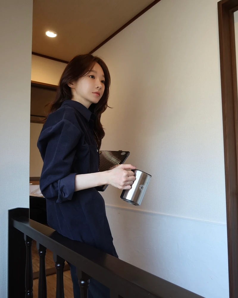 코듀로이 생각보다 어렵지 않아요😉
은근한 포인트를 더해줄 잇템🐻👀하단에서 확인!!
코듀로이 아이템 4가지를 소개합니다.
1. 셔츠
코듀로이 셔츠는 소재 특유의 질감만으로도 룩에 깊이를 더해주죠. 부드러운 촉감과 은은한 광택이 어우러져 간절기에는 가벼운 아우터처럼 활용하기에도 좋습니다.
2. 팬츠
코듀로이 팬츠는 입체적인 소재감이 더해져 따뜻한 느낌을 주죠. 니트부터 셔츠까지 다양한 상의와 자연스럽게 어우러지는 베이직 아이템입니다.
3. 볼캡
코튼이나 나일론 소재에 비해 코듀로이 볼캡은 캐주얼한 아이템임에도 차분한 분위기를 만들어 주죠. 계절감을 더해주는 소재 덕분에 가을, 겨울에 데일리로 활용하기 좋습니다.
4. 가방
코듀로이 가방은 과하지 않은 소재감으로 부담 없이 포인트를 더할 수 있는 아이템이죠. 미니멀한 디자인일수록 소재의 매력이 또렷하게 드러나며, 코듀로이를 가장 쉽게 시도하기 좋습니다. 이미지2