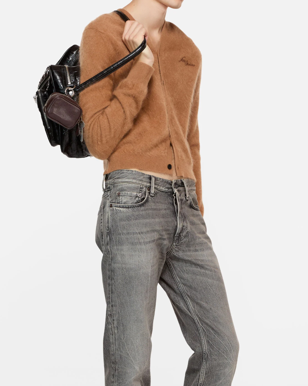 이러니까 주호진이 반하지...👀
얼굴만 예쁜 게 아니라 코디까지 완벽하잖아?!🥰🤍
따라 입고 싶은 가디건 코디, 지금 바로 소개해드릴게요.
1. 아크네 스튜디오 브러시드 캐시미어 가디건, 100만 원대
캐시미어 소재의 브이넥 버튼업 가디건입니다. 가슴의 로고 자수와 골지 트리밍이 포인트를 더해주는데요. 슬리브리스 위에 가볍게 걸쳐 깔끔한 데일리룩을 완성할 수 있습니다.
2. 글로니 라키 와플 슬리브리스, 6만 원대
와플 조직의 코튼 원단으로 가볍고 편안하게 입기 좋은 슬리브리스입니다. 미니 그래픽과 프린트 디테일이 키치한 무드를 더해주는데요. 가디건 안에 레이어드해 데일리 포인트로 활용하기 좋은 아이템입니다. 이미지4