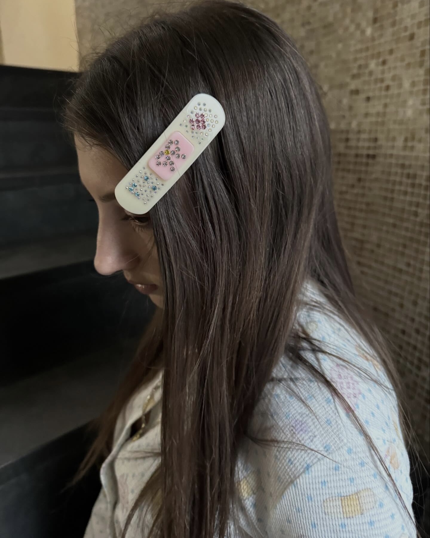 상처날 때 붙이는 밴드 아니야?😮
알고 보면 귀여운 밴드 모양 헤어핀!🎀🪞
밴드처럼 보이지만, 사실은 밴드 모양 헤어핀입니다. 옆머리에 핀 하나만 꽂아도 포인트가 되는 요즘 트렌드에 딱 맞는 아이템인데요. 아이보리와 스킨 컬러 두 가지로, 큐빅 디테일이 더해졌습니다.
평범한 헤어핀이 심심하게 느껴질 때, 밴드 모양 헤어핀으로 분위기 바꿔보세요. 이미지4