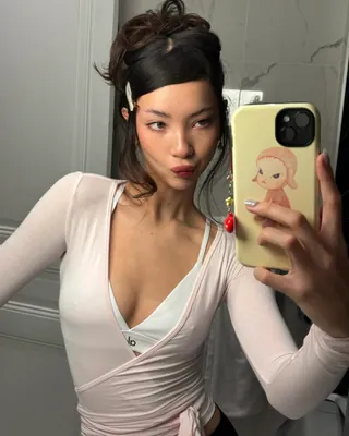 가볍게 걸쳐 분위기 챙기자🩰
체온도 챙기고 라인도 살리는 랩 가디건🤍✨
운동 가는 길, 랩 가디건 하나만 챙겨보세요. 허리를 한 번 묶어주기만 해도 실루엣이 정리되고, 브이넥처럼 목선이 열려 답답함 없이 가볍게 입기 좋은데요. 무엇보다 워밍업 전후로 체온을 지켜줘 활용도가 높은 아이템입니다.
이너로 브라톱이나 나시를 레이어드하면 은근한 포인트가 생깁니다. 움직일 때도 덜 흘러내려 실용적인 랩 가디건으로 애슬레저 룩을 깔끔하게 마무리해보세요. 이미지