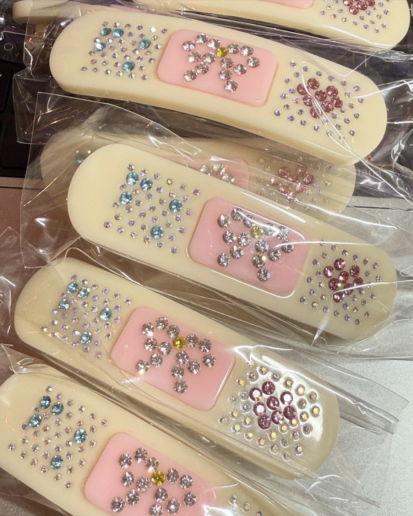 상처날 때 붙이는 밴드 아니야?😮
알고 보면 귀여운 밴드 모양 헤어핀!🎀🪞
밴드처럼 보이지만, 사실은 밴드 모양 헤어핀입니다. 옆머리에 핀 하나만 꽂아도 포인트가 되는 요즘 트렌드에 딱 맞는 아이템인데요. 아이보리와 스킨 컬러 두 가지로, 큐빅 디테일이 더해졌습니다.
평범한 헤어핀이 심심하게 느껴질 때, 밴드 모양 헤어핀으로 분위기 바꿔보세요. 이미지2