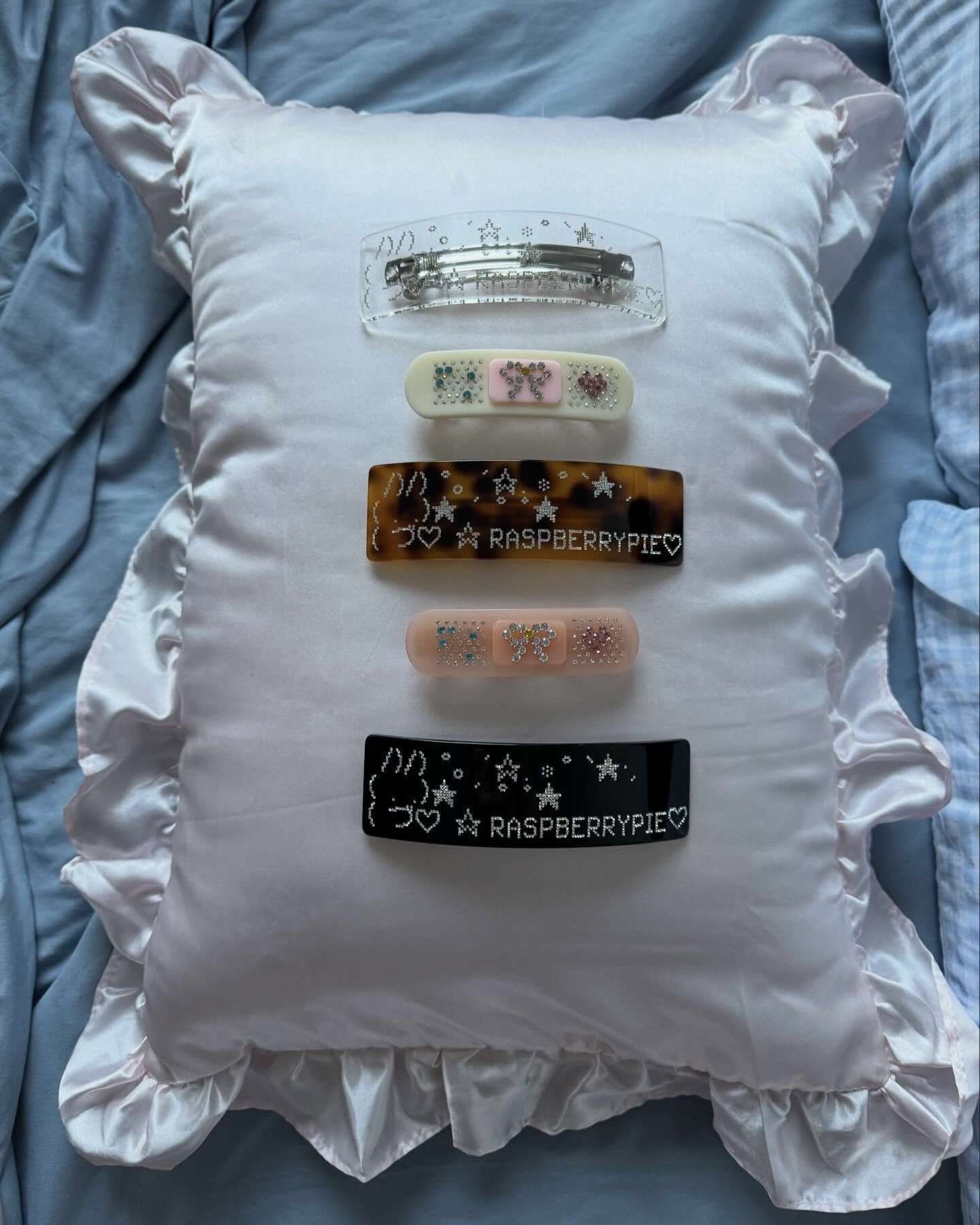 상처날 때 붙이는 밴드 아니야?😮
알고 보면 귀여운 밴드 모양 헤어핀!🎀🪞
밴드처럼 보이지만, 사실은 밴드 모양 헤어핀입니다. 옆머리에 핀 하나만 꽂아도 포인트가 되는 요즘 트렌드에 딱 맞는 아이템인데요. 아이보리와 스킨 컬러 두 가지로, 큐빅 디테일이 더해졌습니다.
평범한 헤어핀이 심심하게 느껴질 때, 밴드 모양 헤어핀으로 분위기 바꿔보세요. 이미지3