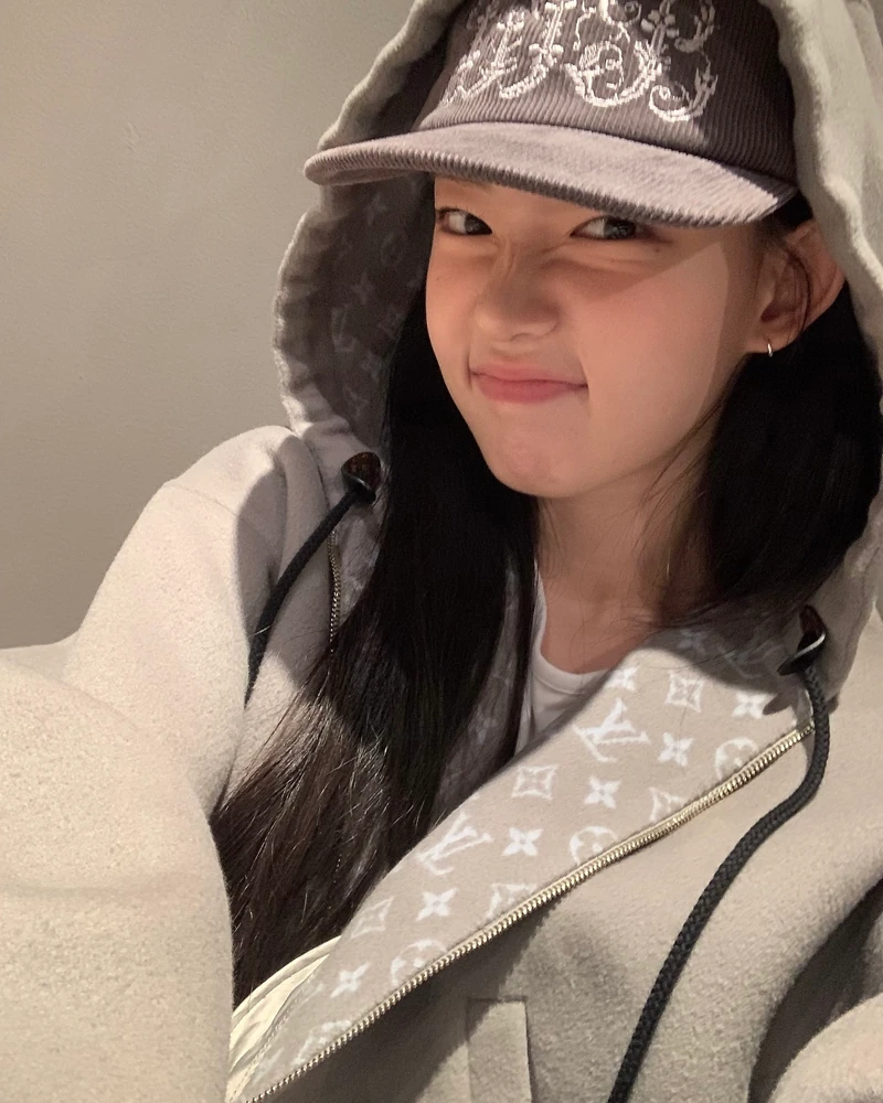 코듀로이 생각보다 어렵지 않아요😉
은근한 포인트를 더해줄 잇템🐻👀하단에서 확인!!
코듀로이 아이템 4가지를 소개합니다.
1. 셔츠
코듀로이 셔츠는 소재 특유의 질감만으로도 룩에 깊이를 더해주죠. 부드러운 촉감과 은은한 광택이 어우러져 간절기에는 가벼운 아우터처럼 활용하기에도 좋습니다.
2. 팬츠
코듀로이 팬츠는 입체적인 소재감이 더해져 따뜻한 느낌을 주죠. 니트부터 셔츠까지 다양한 상의와 자연스럽게 어우러지는 베이직 아이템입니다.
3. 볼캡
코튼이나 나일론 소재에 비해 코듀로이 볼캡은 캐주얼한 아이템임에도 차분한 분위기를 만들어 주죠. 계절감을 더해주는 소재 덕분에 가을, 겨울에 데일리로 활용하기 좋습니다.
4. 가방
코듀로이 가방은 과하지 않은 소재감으로 부담 없이 포인트를 더할 수 있는 아이템이죠. 미니멀한 디자인일수록 소재의 매력이 또렷하게 드러나며, 코듀로이를 가장 쉽게 시도하기 좋습니다. 이미지6