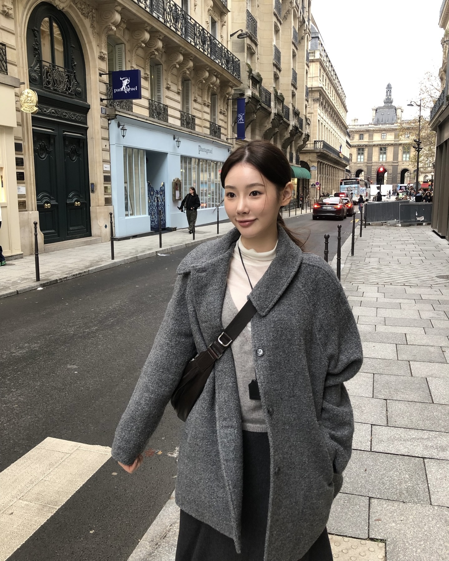 예쁜 비율 만들어주는 하프코트🩶
가볍게 걸치고도 비율은 딱 정리되는 느낌🪞✨

하프코트는 롱코트보다 가볍게 걸치기 좋아 손이 자주 가는 아우터입니다. 힙을 살짝 덮는 기장이라 비율이 자연스럽게 정리되고, 무겁지 않게 떨어지는 실루엣 덕분에 활용도가 높은데요. 데님은 물론 스커트까지 어렵지 않게 소화할 수 있습니다.

데님 팬츠에 매치하면 캐주얼한 룩으로, 스커트에 부츠를 더하면  페미닌 무드로 스타일링할 수 있습니다. 한 벌로 분위기 전환이 쉬운 하프코트, 이번 시즌 데일리 아우터로 참고해보세요. 이미지6