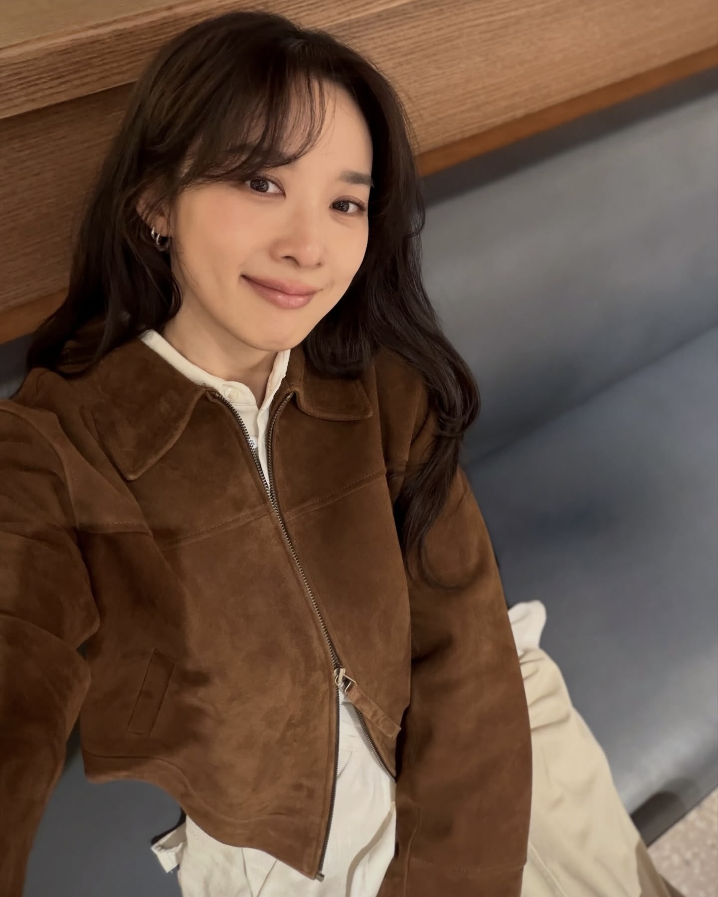 스웨이드 자켓 처음이라면,🤔
손민수 하기 좋은 이청아 자켓으로 시작해 보세요💡🐻

스웨이드 자켓을 아직 구입하지 못했다면, 이청아가 착용한 오에프씨 시프 스웨이드 집업 자켓을 참고해 보세요. 이태리 시프 스킨 스웨이드 소재로 부드럽고 고운 결감을 살렸으며, 가슴과 소매 절개 디테일로 고급스러운 포인트를 더했습니다.

올 화이트 룩에 스웨이드 재킷을 매치하면, 단조로운 코디에 은은한 질감과 컬러 포인트가 더해져 세련된 무드를 완성할 수 있죠. 미니멀한 디자인과 타임리스 실루엣으로 시간이 지나도 변치 않는 매력을 지닌 아이템입니다.

- 오에프씨 시프 스웨이드 집업 자켓, 57만 원대 이미지8