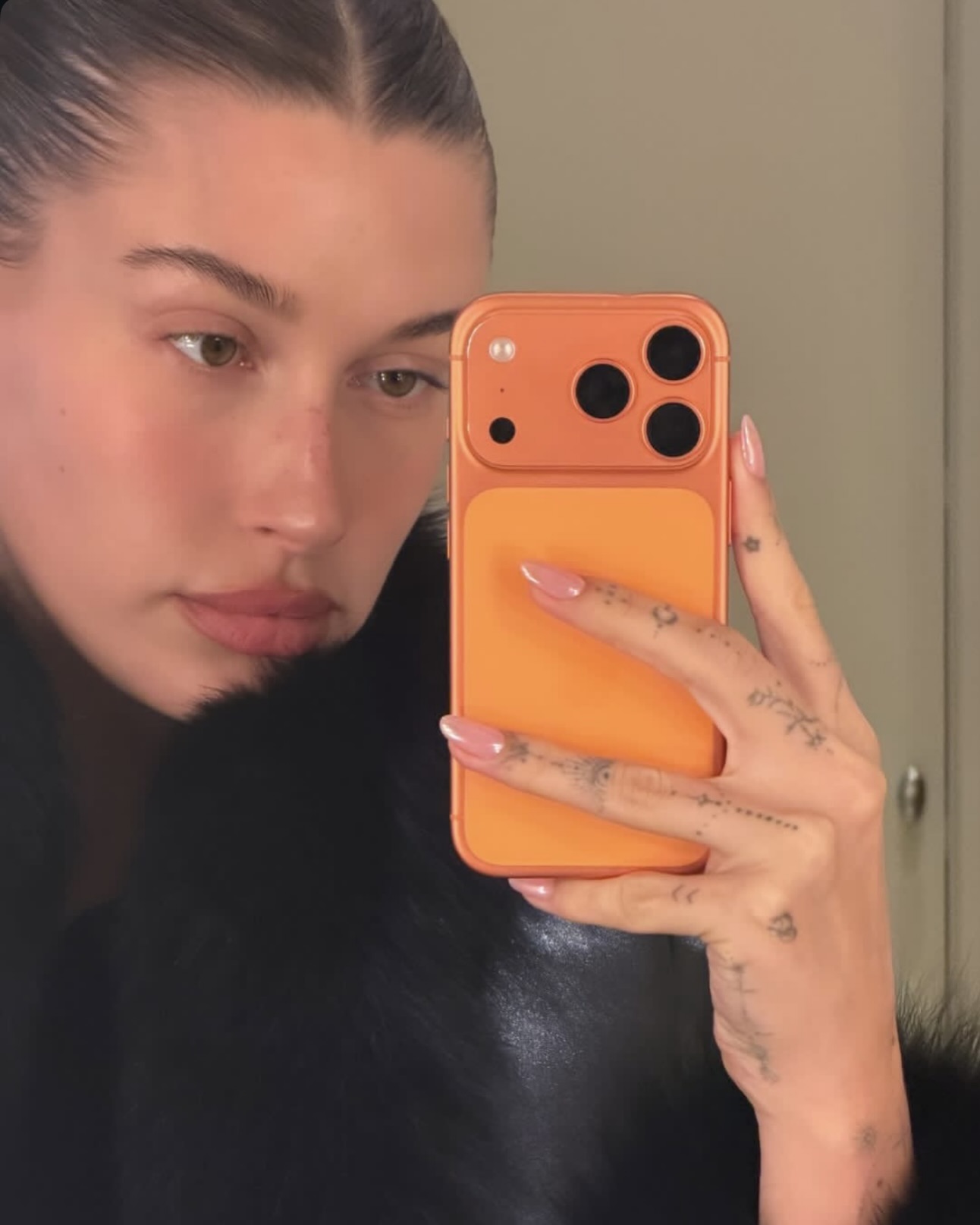 요즘엔 글레이즈드 도넛 네일💛
도넛 설탕 코팅처럼 반짝이는 광택 네일하자💅✨

헤일리 비버의 시그니처 네일, 바로 글레이즈드 도넛 네일입니다. 누드 톤 베이스 위에  은은한 광을 얹어 도넛 위 설탕 코팅처럼 반짝이는 게 포인트인데요. 화려한 컬러 대신 분위기를 내 손끝을 더 깨끗하고 고급스럽게 보이게 해줍니다.

누드 톤 대신 핑크 베이스에 글레이즈 광을 더한 핑크 글레이즈드로 연출해도 좋아요. 데일리에 하기 좋은 글레이즈드 도넛 네일로 분위기 바꿔보세요. 이미지