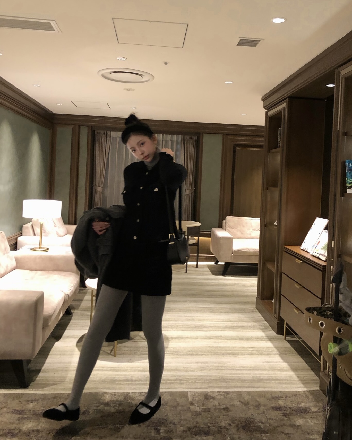 오늘 코디, 어떻게 살려볼까? 👀
컬러 스타킹으로 하의 스타일링 완성도를 끌어올려 보자🤎🩶

컬러 스타킹 활용법 참고해 보세요.

1. 브라운 스타킹
브라운 특유의 따뜻한 색감이 블랙보다 부드럽고, 계절감 있는 연출이 가능하죠. 비슷한 톤의 옷을 매치하면 깔끔하게 정리돼 데일리부터 포멀한 룩까지 다양하게 활용하기 좋습니다.

2. 그레이 스타킹
그레이 스타킹은 톤에 따라 분위기가 달라지는데요. 라이트 그레이는 룩에 가벼움을 더하고, 다크 그레이는 차분하면서도 세련된 무드를 더해줍니다. 블랙 스타킹이 강하게 느껴질 때 입기 좋고, 룩을 단정하고 차분한 분위기로 정리해 줍니다.

3. 블랙 스타킹
블랙 스타킹은 실루엣을 또렷하게 잡아주며, 어떤 하의와도 잘 어울리죠. 특히 올블랙 스타일에 시스루 블랙 스타킹을 매치하면 시크하면서도 페미닌한 무드를 강조해 줍니다. 이미지4