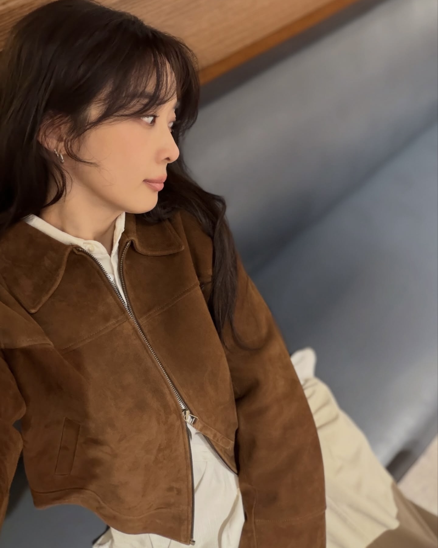 스웨이드 자켓 처음이라면,🤔
손민수 하기 좋은 이청아 자켓으로 시작해 보세요💡🐻

스웨이드 자켓을 아직 구입하지 못했다면, 이청아가 착용한 오에프씨 시프 스웨이드 집업 자켓을 참고해 보세요. 이태리 시프 스킨 스웨이드 소재로 부드럽고 고운 결감을 살렸으며, 가슴과 소매 절개 디테일로 고급스러운 포인트를 더했습니다.

올 화이트 룩에 스웨이드 재킷을 매치하면, 단조로운 코디에 은은한 질감과 컬러 포인트가 더해져 세련된 무드를 완성할 수 있죠. 미니멀한 디자인과 타임리스 실루엣으로 시간이 지나도 변치 않는 매력을 지닌 아이템입니다.

- 오에프씨 시프 스웨이드 집업 자켓, 57만 원대 이미지2