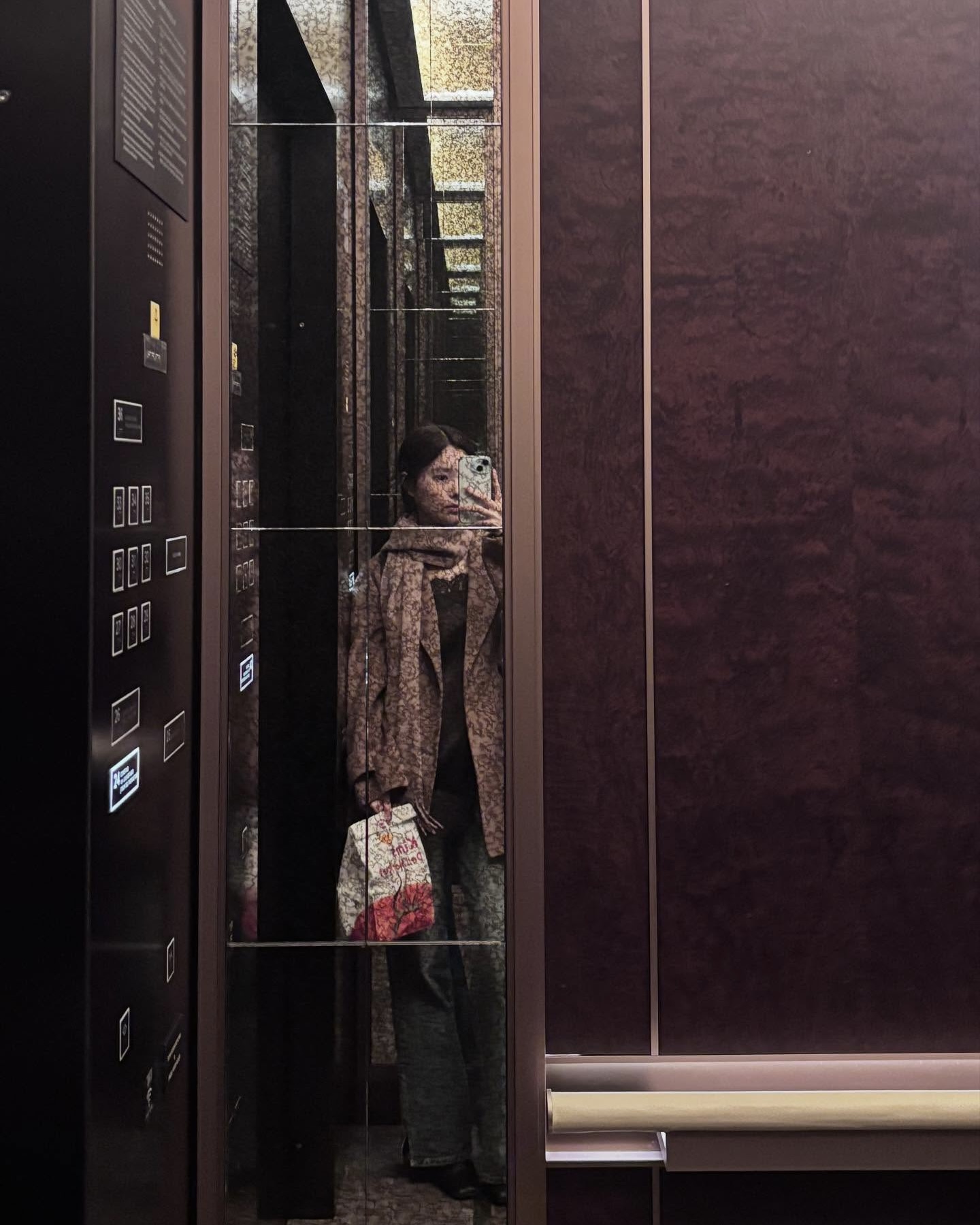 예쁜 비율 만들어주는 하프코트🩶
가볍게 걸치고도 비율은 딱 정리되는 느낌🪞✨

하프코트는 롱코트보다 가볍게 걸치기 좋아 손이 자주 가는 아우터입니다. 힙을 살짝 덮는 기장이라 비율이 자연스럽게 정리되고, 무겁지 않게 떨어지는 실루엣 덕분에 활용도가 높은데요. 데님은 물론 스커트까지 어렵지 않게 소화할 수 있습니다.

데님 팬츠에 매치하면 캐주얼한 룩으로, 스커트에 부츠를 더하면  페미닌 무드로 스타일링할 수 있습니다. 한 벌로 분위기 전환이 쉬운 하프코트, 이번 시즌 데일리 아우터로 참고해보세요. 이미지7