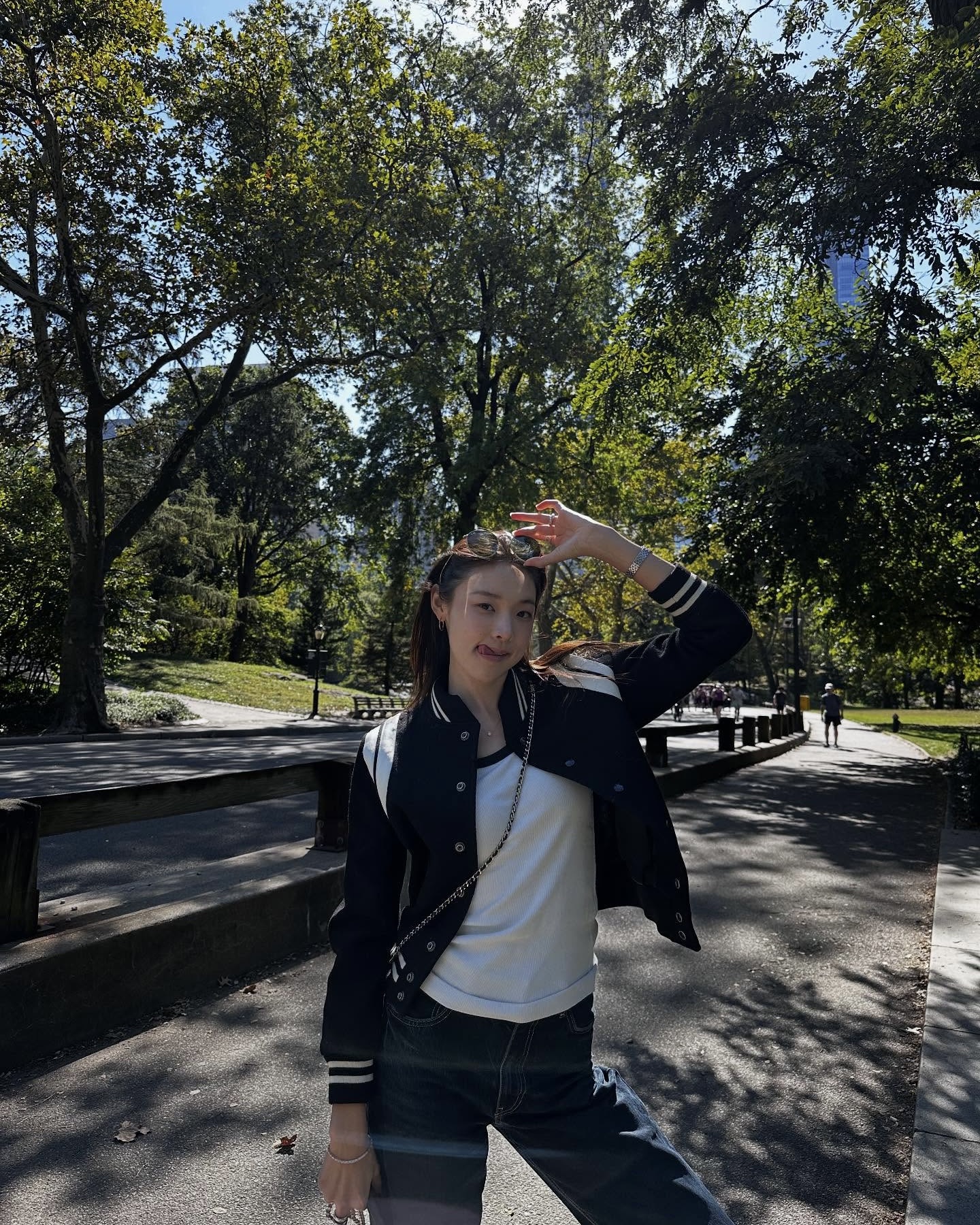 천국도행 주인공은 최미나수🏝️
사복까지 센스 넘치는 최미나수의 무한 매력💘✨

솔로지옥 시즌 5에서 화제의 중심에 선 인물, 최미나수입니다. 일리노이 대학교 출신으로 현재 뷰티 브랜드에서 인턴으로 일하고 있습니다. 솔직한 스타일로 매회 반응을 끌어내며, 특유의 밝은 에너지로 존재감을 확실히 남기고 있죠.

방송에서의 스타일링은 물론, 실제 사복도 캐주얼한 아이템을 깔끔하게 소화해 패션 센스까지 눈에 띄는데요. 내일 공개되는 회차에서, 최미나수는 누구와 천국도에 가게 될지 기대를 모으고 있습니다. 이미지6