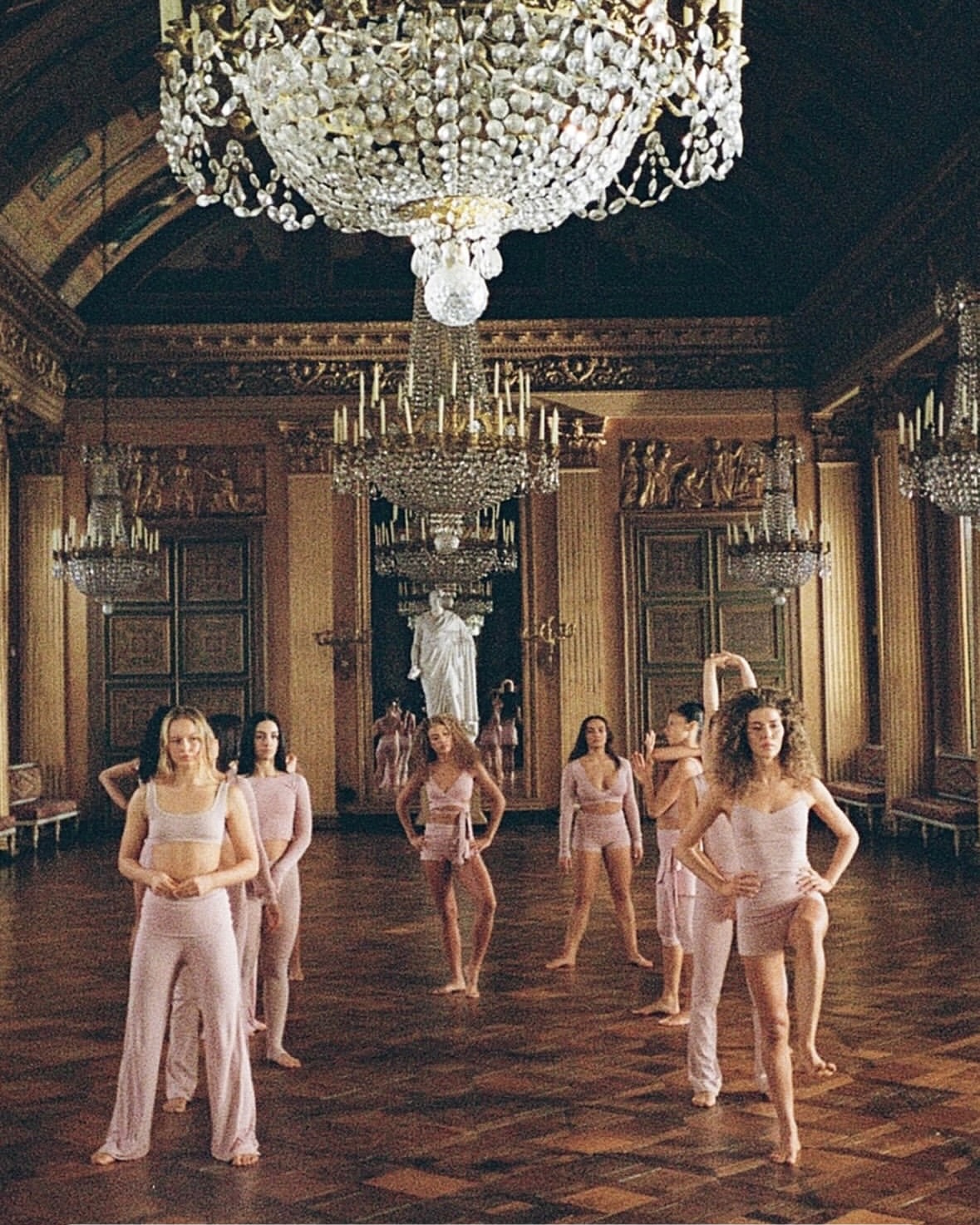 진짜 발레인들 존경을 표합니다🩷
리사 x 나이키스킴스 속 찐 발레인들의 포인을 아시나요?🩰

나이키와 스킴스의 2026 봄 컬렉션 모델로 블랙핑크 리사가 나섰습니다. 운동복과 현대적인 스타일을 결합해 발레복의 무드를 일상 패션으로 확장한 발레코어가 이번 캠페인의 핵심인데요. 세계적인 안무가 세르지오 레이스의 연출과 코레오그래피로, 전문 발레리나의 퍼포먼스가 더해져 아이템의 매력이 더욱 선명해집니다.

'밤의 여왕’ 아리아를 현대적으로 재해석한 음악 위에서 우아함과 강인함이 동시에 느껴지는 것도 포인트입니다. 자유롭게 움직이고 춤출 수 있는 착용감에 스타일까지 담아낸 이번 나이키스킴스 컬렉션은 2월 말에 만나볼 수 있습니다. 이미지2