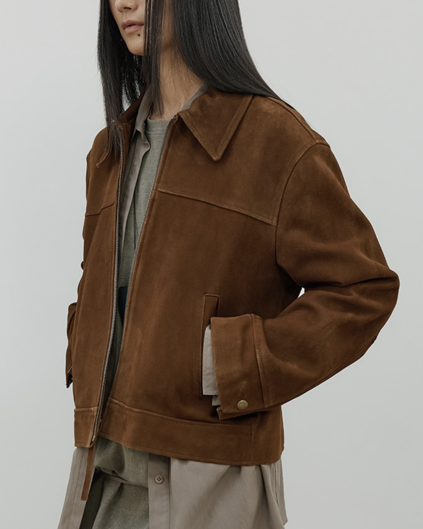 스웨이드 자켓 처음이라면,🤔
손민수 하기 좋은 이청아 자켓으로 시작해 보세요💡🐻

스웨이드 자켓을 아직 구입하지 못했다면, 이청아가 착용한 오에프씨 시프 스웨이드 집업 자켓을 참고해 보세요. 이태리 시프 스킨 스웨이드 소재로 부드럽고 고운 결감을 살렸으며, 가슴과 소매 절개 디테일로 고급스러운 포인트를 더했습니다.

올 화이트 룩에 스웨이드 재킷을 매치하면, 단조로운 코디에 은은한 질감과 컬러 포인트가 더해져 세련된 무드를 완성할 수 있죠. 미니멀한 디자인과 타임리스 실루엣으로 시간이 지나도 변치 않는 매력을 지닌 아이템입니다.

- 오에프씨 시프 스웨이드 집업 자켓, 57만 원대 이미지9