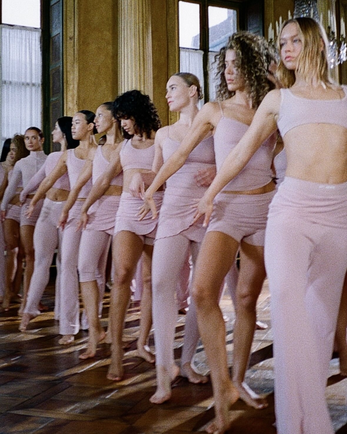 진짜 발레인들 존경을 표합니다🩷
리사 x 나이키스킴스 속 찐 발레인들의 포인을 아시나요?🩰

나이키와 스킴스의 2026 봄 컬렉션 모델로 블랙핑크 리사가 나섰습니다. 운동복과 현대적인 스타일을 결합해 발레복의 무드를 일상 패션으로 확장한 발레코어가 이번 캠페인의 핵심인데요. 세계적인 안무가 세르지오 레이스의 연출과 코레오그래피로, 전문 발레리나의 퍼포먼스가 더해져 아이템의 매력이 더욱 선명해집니다.

'밤의 여왕’ 아리아를 현대적으로 재해석한 음악 위에서 우아함과 강인함이 동시에 느껴지는 것도 포인트입니다. 자유롭게 움직이고 춤출 수 있는 착용감에 스타일까지 담아낸 이번 나이키스킴스 컬렉션은 2월 말에 만나볼 수 있습니다. 이미지3