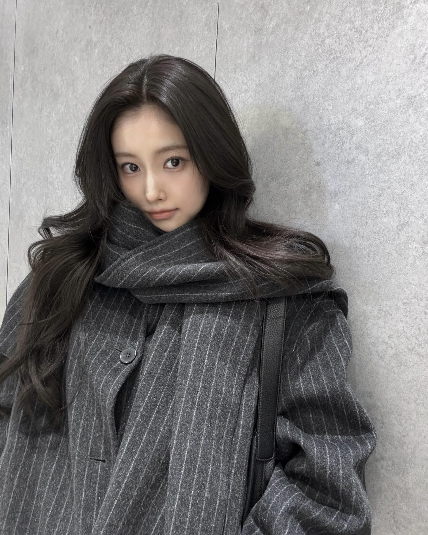 예쁜 비율 만들어주는 하프코트🩶
가볍게 걸치고도 비율은 딱 정리되는 느낌🪞✨

하프코트는 롱코트보다 가볍게 걸치기 좋아 손이 자주 가는 아우터입니다. 힙을 살짝 덮는 기장이라 비율이 자연스럽게 정리되고, 무겁지 않게 떨어지는 실루엣 덕분에 활용도가 높은데요. 데님은 물론 스커트까지 어렵지 않게 소화할 수 있습니다.

데님 팬츠에 매치하면 캐주얼한 룩으로, 스커트에 부츠를 더하면  페미닌 무드로 스타일링할 수 있습니다. 한 벌로 분위기 전환이 쉬운 하프코트, 이번 시즌 데일리 아우터로 참고해보세요. 이미지2