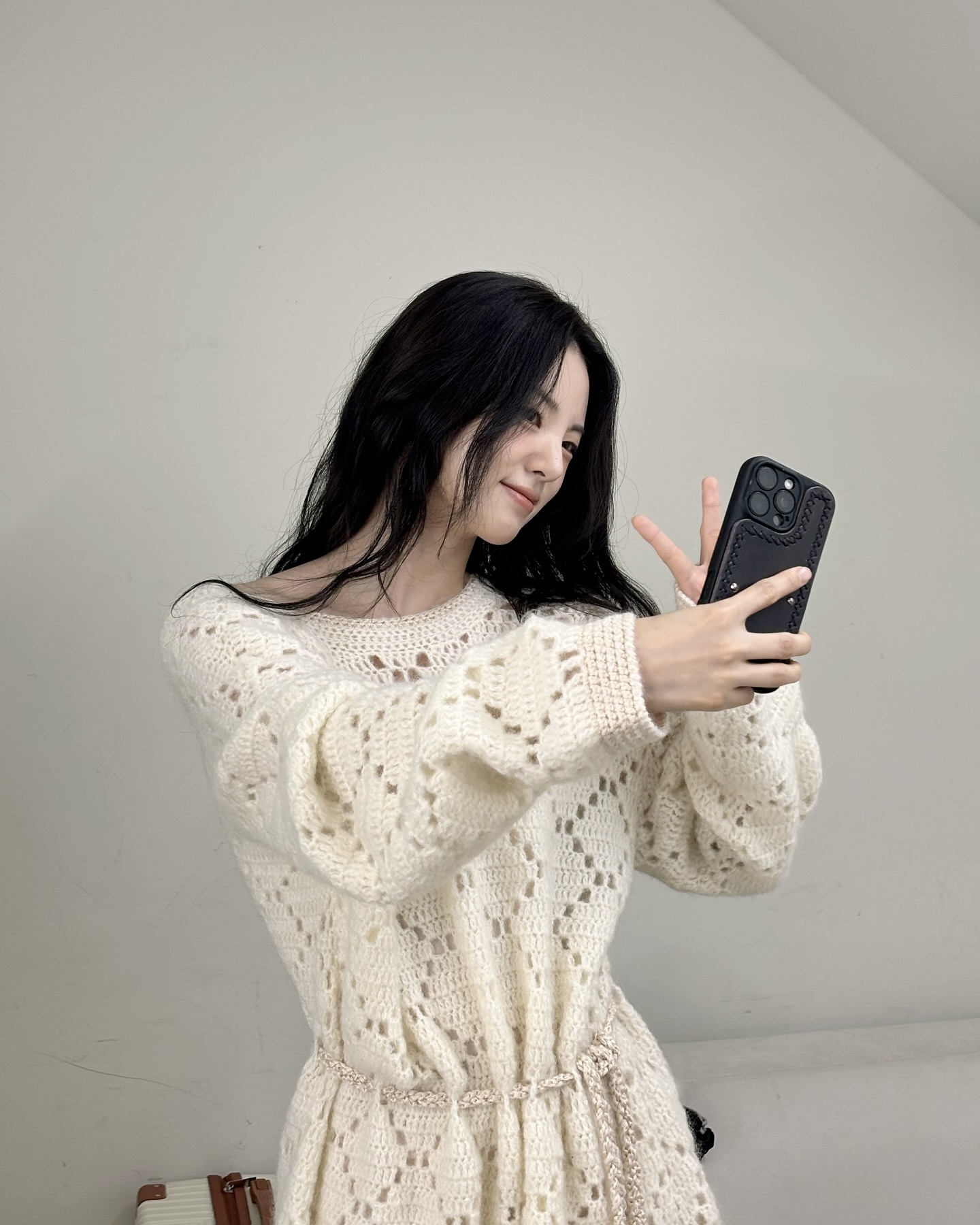 셀럽 사복에서 자주 보이는❄️
이자벨 마랑으로 꽃샘추위까지 따뜻하게 버텨볼게요😉🤎

이자벨 마랑 아이템 2가지 소개해 드릴게요.

1. 이자벨 마랑 블론딘 재킷, 500만 원대
안유진이 착용한 재킷은 시어링 소재를 활용해 포근함 느낌을 주며, 파이핑 포켓과 목을 감싸는 하이 칼라와 비대칭 지퍼 디테일이 포인트죠. 레이스 스커트와 볼캡에 매치해 유니크하면서도 트렌디한 룩을 완성했습니다.

2. 이자벨 마랑 메리다 스웨터, 200만 원대
신시아가 착용한 크로셰 오픈 워크 모헤어 스웨터 앞쪽은 깊은 둥근 네크라인, 뒤쪽은 V라인으로 파여 있는 디자인으로, 허리 술 장식 조임끈이 더해진 것이 특징이죠. 원피스처럼 단독으로 입고 허리 라인을 살리면, 페미닌한 무드를 연출할 수 있습니다. 이미지4