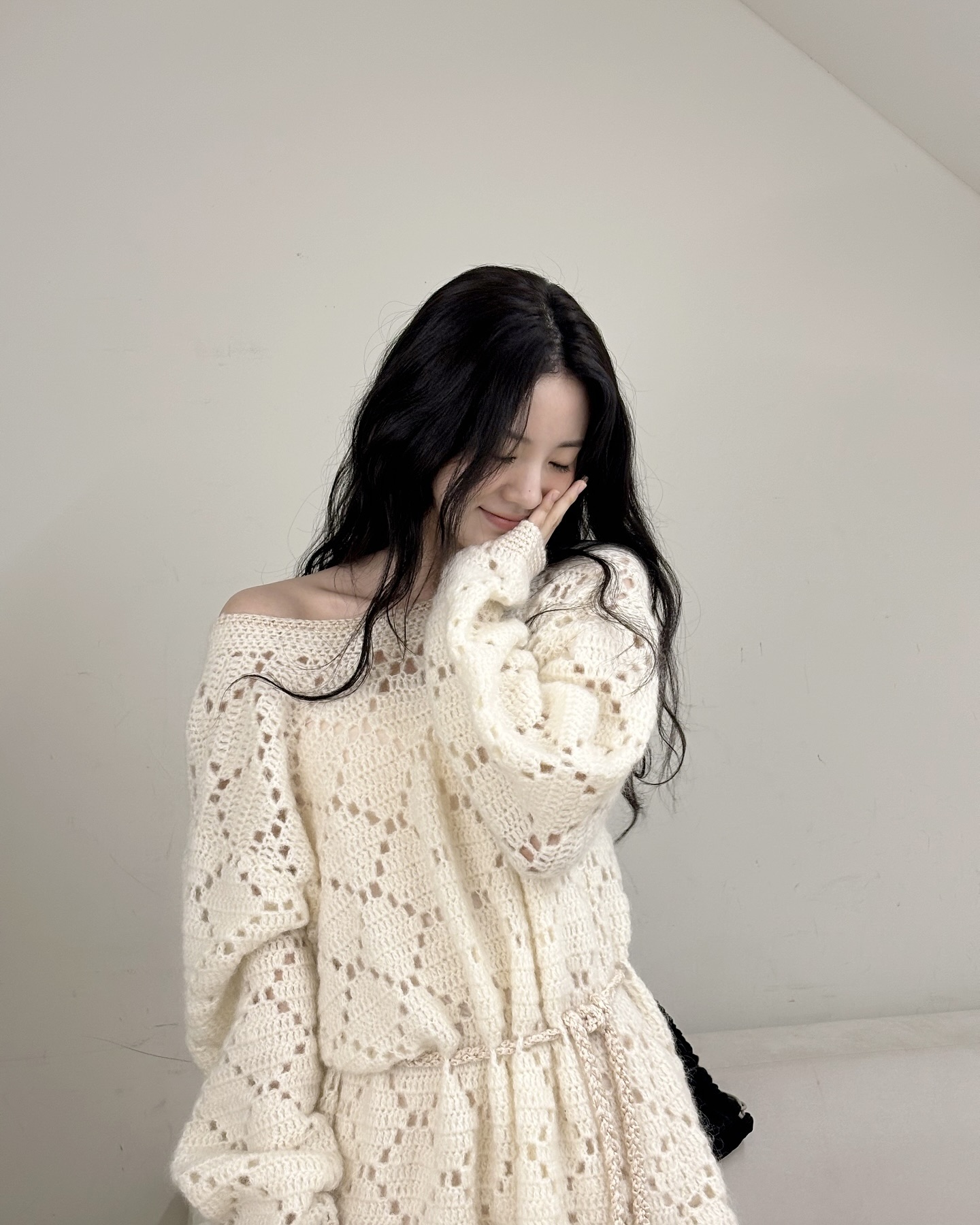 셀럽 사복에서 자주 보이는❄️
이자벨 마랑으로 꽃샘추위까지 따뜻하게 버텨볼게요😉🤎

이자벨 마랑 아이템 2가지 소개해 드릴게요.

1. 이자벨 마랑 블론딘 재킷, 500만 원대
안유진이 착용한 재킷은 시어링 소재를 활용해 포근함 느낌을 주며, 파이핑 포켓과 목을 감싸는 하이 칼라와 비대칭 지퍼 디테일이 포인트죠. 레이스 스커트와 볼캡에 매치해 유니크하면서도 트렌디한 룩을 완성했습니다.

2. 이자벨 마랑 메리다 스웨터, 200만 원대
신시아가 착용한 크로셰 오픈 워크 모헤어 스웨터 앞쪽은 깊은 둥근 네크라인, 뒤쪽은 V라인으로 파여 있는 디자인으로, 허리 술 장식 조임끈이 더해진 것이 특징이죠. 원피스처럼 단독으로 입고 허리 라인을 살리면, 페미닌한 무드를 연출할 수 있습니다. 이미지6