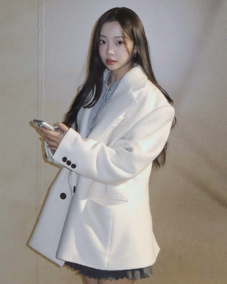 예쁜 비율 만들어주는 하프코트🩶
가볍게 걸치고도 비율은 딱 정리되는 느낌🪞✨

하프코트는 롱코트보다 가볍게 걸치기 좋아 손이 자주 가는 아우터입니다. 힙을 살짝 덮는 기장이라 비율이 자연스럽게 정리되고, 무겁지 않게 떨어지는 실루엣 덕분에 활용도가 높은데요. 데님은 물론 스커트까지 어렵지 않게 소화할 수 있습니다.

데님 팬츠에 매치하면 캐주얼한 룩으로, 스커트에 부츠를 더하면  페미닌 무드로 스타일링할 수 있습니다. 한 벌로 분위기 전환이 쉬운 하프코트, 이번 시즌 데일리 아우터로 참고해보세요. 이미지8