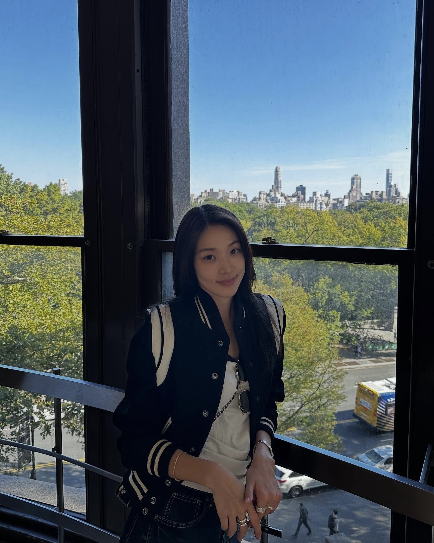 천국도행 주인공은 최미나수🏝️
사복까지 센스 넘치는 최미나수의 무한 매력💘✨

솔로지옥 시즌 5에서 화제의 중심에 선 인물, 최미나수입니다. 일리노이 대학교 출신으로 현재 뷰티 브랜드에서 인턴으로 일하고 있습니다. 솔직한 스타일로 매회 반응을 끌어내며, 특유의 밝은 에너지로 존재감을 확실히 남기고 있죠.

방송에서의 스타일링은 물론, 실제 사복도 캐주얼한 아이템을 깔끔하게 소화해 패션 센스까지 눈에 띄는데요. 내일 공개되는 회차에서, 최미나수는 누구와 천국도에 가게 될지 기대를 모으고 있습니다. 이미지5