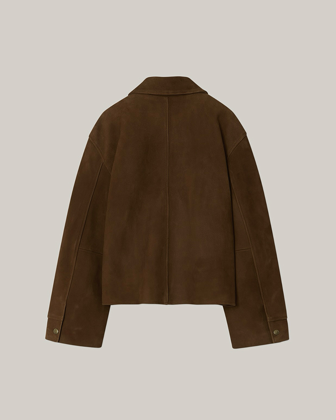 스웨이드 자켓 처음이라면,🤔
손민수 하기 좋은 이청아 자켓으로 시작해 보세요💡🐻

스웨이드 자켓을 아직 구입하지 못했다면, 이청아가 착용한 오에프씨 시프 스웨이드 집업 자켓을 참고해 보세요. 이태리 시프 스킨 스웨이드 소재로 부드럽고 고운 결감을 살렸으며, 가슴과 소매 절개 디테일로 고급스러운 포인트를 더했습니다.

올 화이트 룩에 스웨이드 재킷을 매치하면, 단조로운 코디에 은은한 질감과 컬러 포인트가 더해져 세련된 무드를 완성할 수 있죠. 미니멀한 디자인과 타임리스 실루엣으로 시간이 지나도 변치 않는 매력을 지닌 아이템입니다.

- 오에프씨 시프 스웨이드 집업 자켓, 57만 원대 이미지6