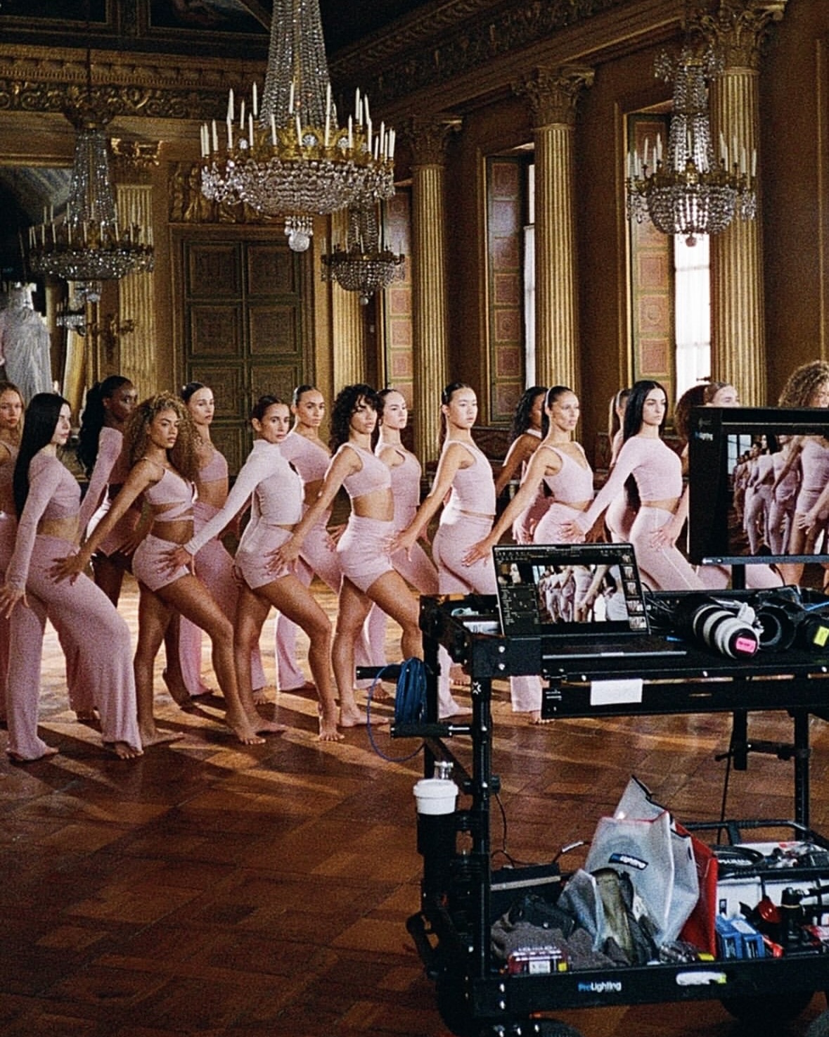 진짜 발레인들 존경을 표합니다🩷
리사 x 나이키스킴스 속 찐 발레인들의 포인을 아시나요?🩰

나이키와 스킴스의 2026 봄 컬렉션 모델로 블랙핑크 리사가 나섰습니다. 운동복과 현대적인 스타일을 결합해 발레복의 무드를 일상 패션으로 확장한 발레코어가 이번 캠페인의 핵심인데요. 세계적인 안무가 세르지오 레이스의 연출과 코레오그래피로, 전문 발레리나의 퍼포먼스가 더해져 아이템의 매력이 더욱 선명해집니다.

'밤의 여왕’ 아리아를 현대적으로 재해석한 음악 위에서 우아함과 강인함이 동시에 느껴지는 것도 포인트입니다. 자유롭게 움직이고 춤출 수 있는 착용감에 스타일까지 담아낸 이번 나이키스킴스 컬렉션은 2월 말에 만나볼 수 있습니다. 이미지4