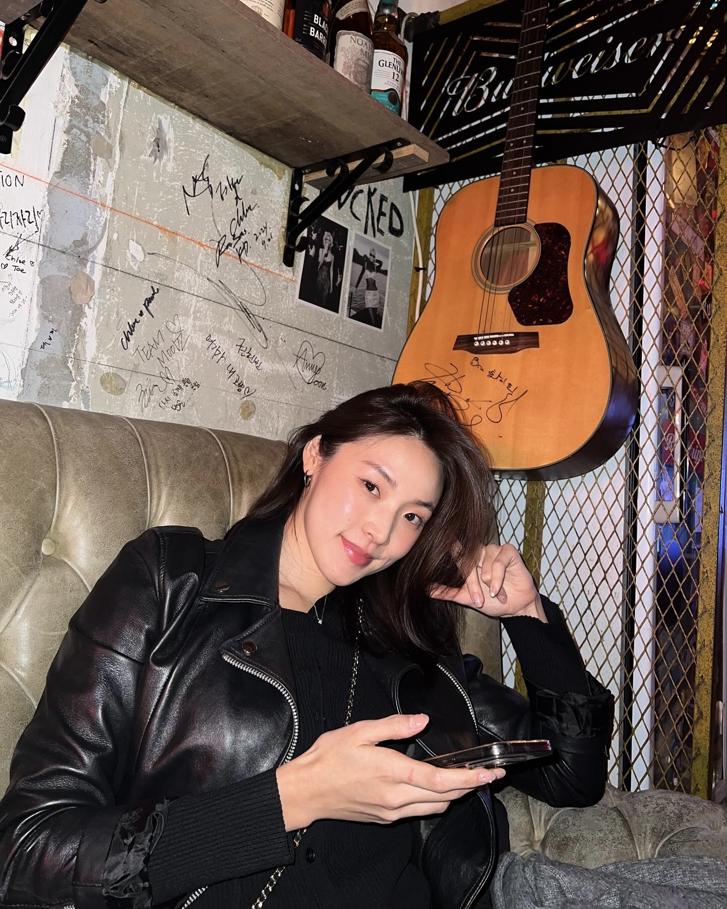 천국도행 주인공은 최미나수🏝️
사복까지 센스 넘치는 최미나수의 무한 매력💘✨

솔로지옥 시즌 5에서 화제의 중심에 선 인물, 최미나수입니다. 일리노이 대학교 출신으로 현재 뷰티 브랜드에서 인턴으로 일하고 있습니다. 솔직한 스타일로 매회 반응을 끌어내며, 특유의 밝은 에너지로 존재감을 확실히 남기고 있죠.

방송에서의 스타일링은 물론, 실제 사복도 캐주얼한 아이템을 깔끔하게 소화해 패션 센스까지 눈에 띄는데요. 내일 공개되는 회차에서, 최미나수는 누구와 천국도에 가게 될지 기대를 모으고 있습니다. 이미지10