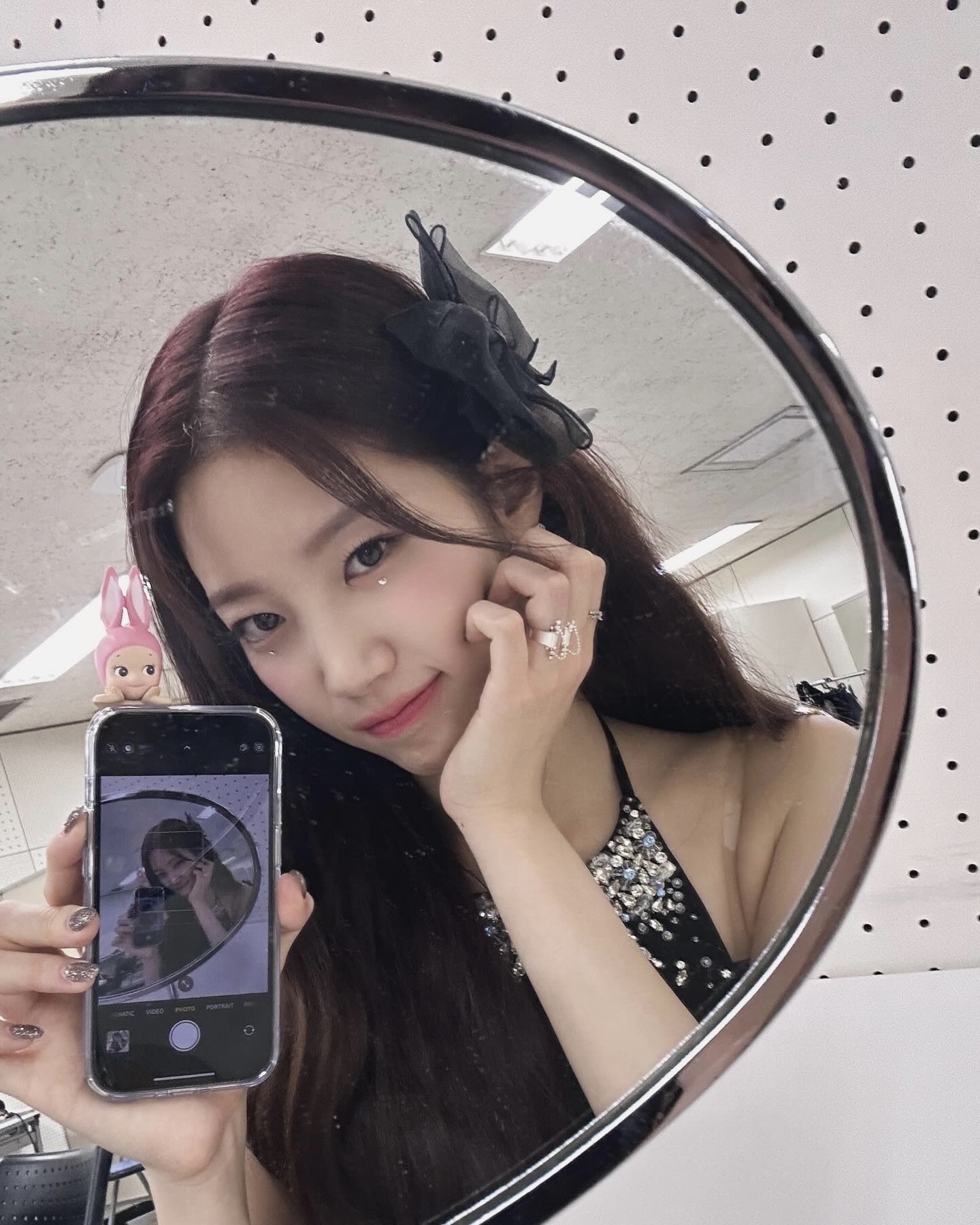 휴대폰 위에 까꿍한는 천사😳
하나 사면 또 사고 싶어지는 소니엔젤🤍🪽중독 주의!!

소니엔젤 히퍼는 핸드폰에 살짝 걸쳐 연출하는 미니 피규어 액세서리로, 텀블러나 컴퓨터 등 다양한 사물 위에 얹어 활용할 수 있습니다. 천사가 핸드폰 위에서 얼굴을 내민 듯한 ‘까꿍’ 디자인이 특징으로, 소니엔젤 특유의 사랑스러운 무드를 느낄 수 있죠.

소니엔젤은 다양한 캐릭터 라인업을 선보여 랜덤으로 뽑는 재미를 더했죠. 소니엔젤뿐 아니라 몬치치, 햄토리, 치아카와 등 인기 캐릭터를 히퍼 버전으로 만나보실 수 있습니다. 이미지