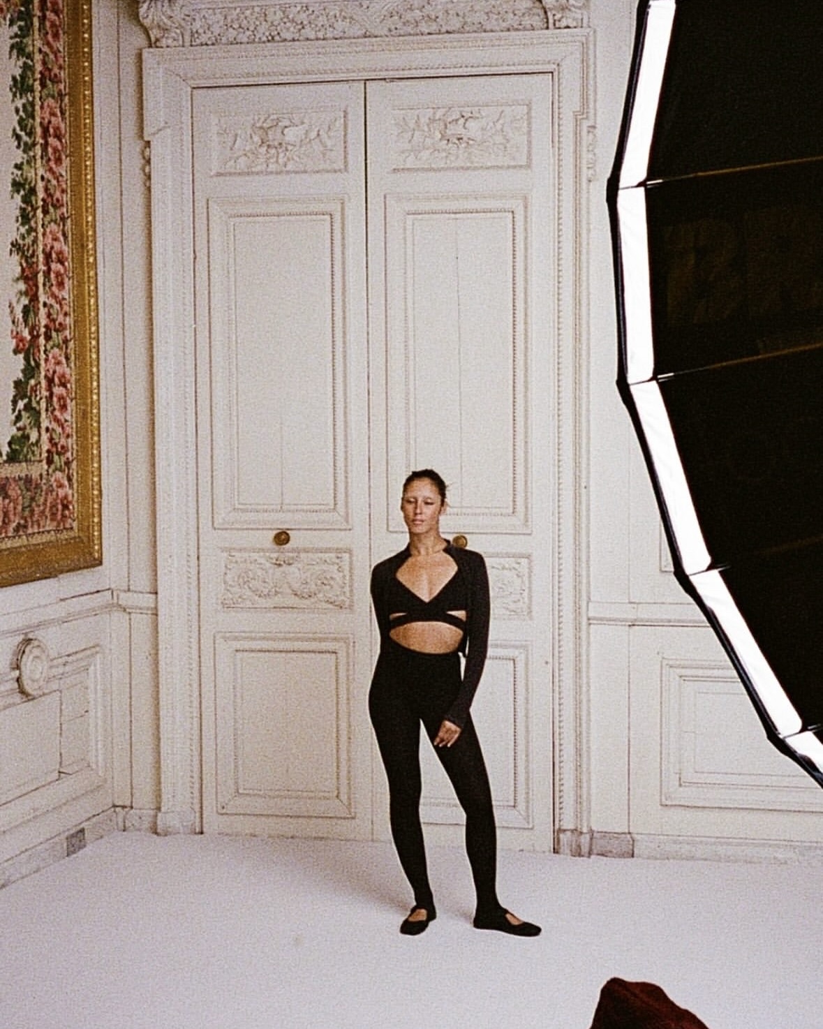 진짜 발레인들 존경을 표합니다🩷
리사 x 나이키스킴스 속 찐 발레인들의 포인을 아시나요?🩰

나이키와 스킴스의 2026 봄 컬렉션 모델로 블랙핑크 리사가 나섰습니다. 운동복과 현대적인 스타일을 결합해 발레복의 무드를 일상 패션으로 확장한 발레코어가 이번 캠페인의 핵심인데요. 세계적인 안무가 세르지오 레이스의 연출과 코레오그래피로, 전문 발레리나의 퍼포먼스가 더해져 아이템의 매력이 더욱 선명해집니다.

'밤의 여왕’ 아리아를 현대적으로 재해석한 음악 위에서 우아함과 강인함이 동시에 느껴지는 것도 포인트입니다. 자유롭게 움직이고 춤출 수 있는 착용감에 스타일까지 담아낸 이번 나이키스킴스 컬렉션은 2월 말에 만나볼 수 있습니다. 이미지6